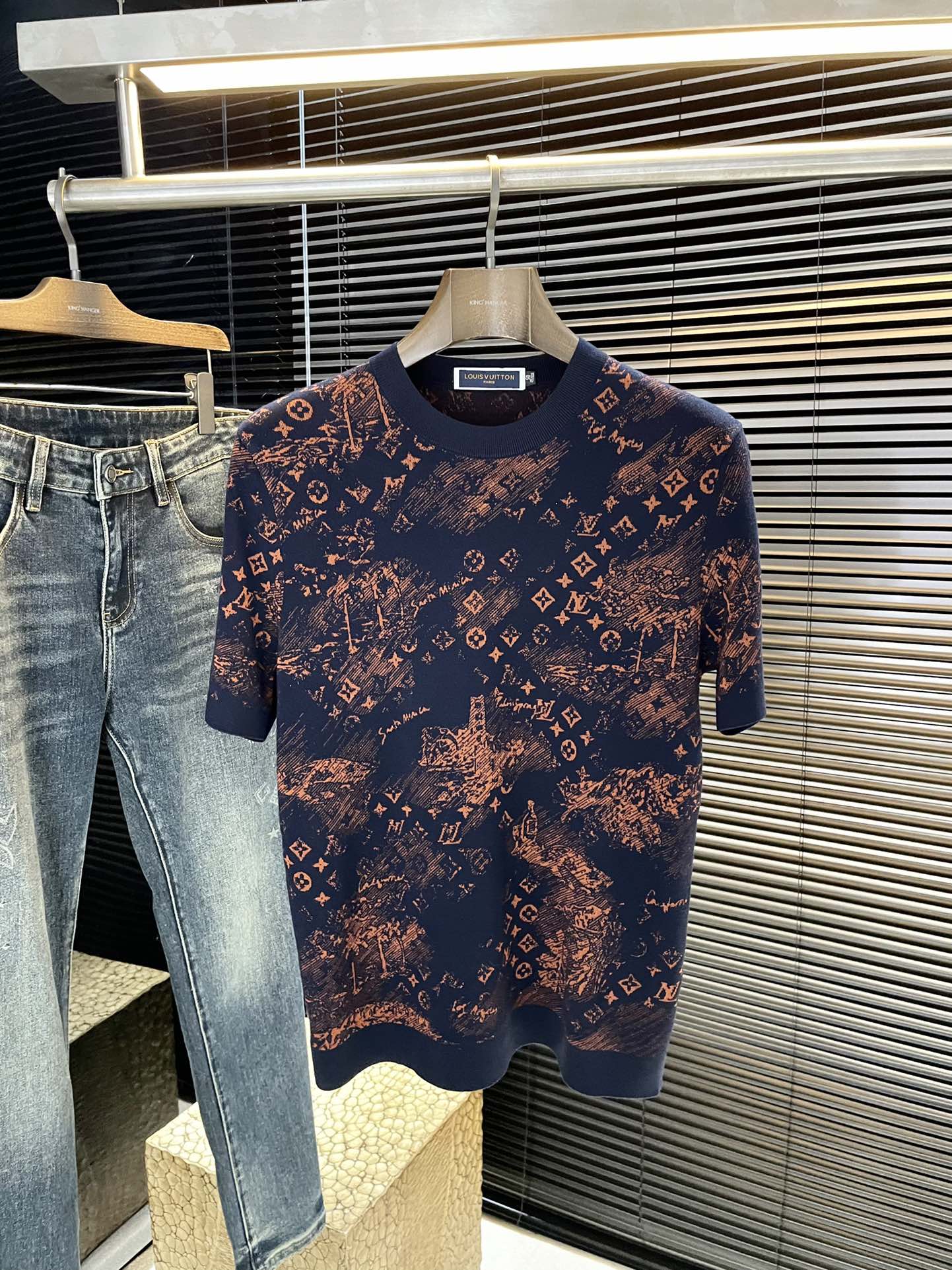 NO:511574,P LOUIS VU (Louis) VIP high-end customization, new short-sleeved base in autumn, versatile styles, anyone can easily control the fabric, fully customized process, high-split custom fabric, ingredient viscose fiber 45.2, Tiansi 28, Laiser 23.7, mulberry silk 3.1, the fabric feels soft, comfortable and soft on the upper body. The simple style is very classy, ​​simple and unique, and the style is slim. It is very exquisite, showing the aura, and highlighting the exquisiteness of business men! Size M-3XL, louis vuitton,louis vuitton,t-shirt,alexander wang19860909P  LOUIS VU（路易）VIP高级定制 秋季新款短袖打底 百搭款式 任何人都可以轻松驾驭 面料全订制工艺 高支定制面料 成份粘纤45.2 天丝28 莱賽尔23.7 桑蚕丝3.1 面料手感柔软,上身舒适柔软 简约的款式非常显档次,简约个性时尚,版型剪裁属于修身款 非常精致,显气场,又会凸显商务男士的精致！尺码 M-3XL,,louis vuitton,louis vuitton,T-shirt,alexander wang,Men's clothing