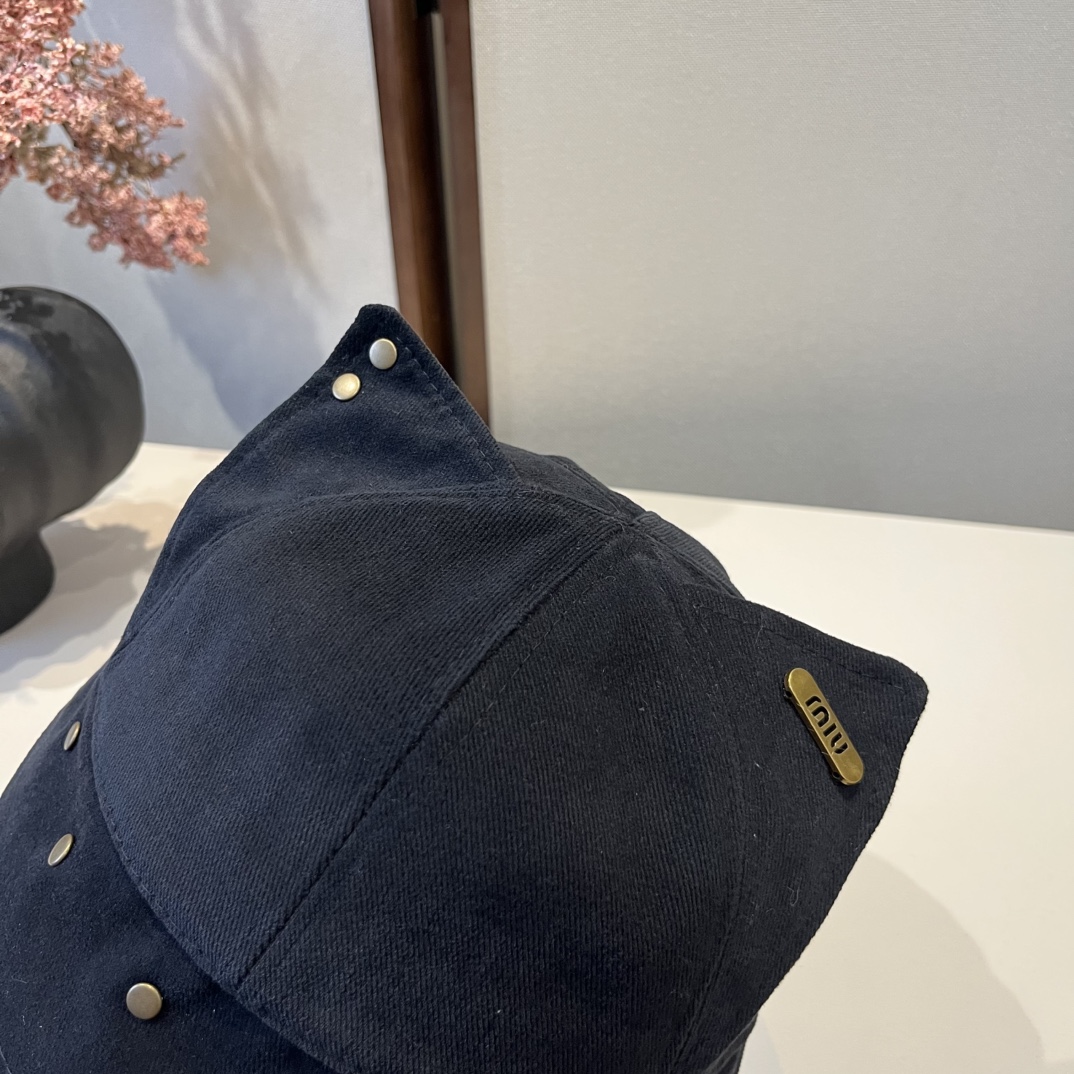 🆕

缪缪miumiu春夏款猫耳朵柳丁渔夫帽，纯棉面料，做工高级，头围57cm