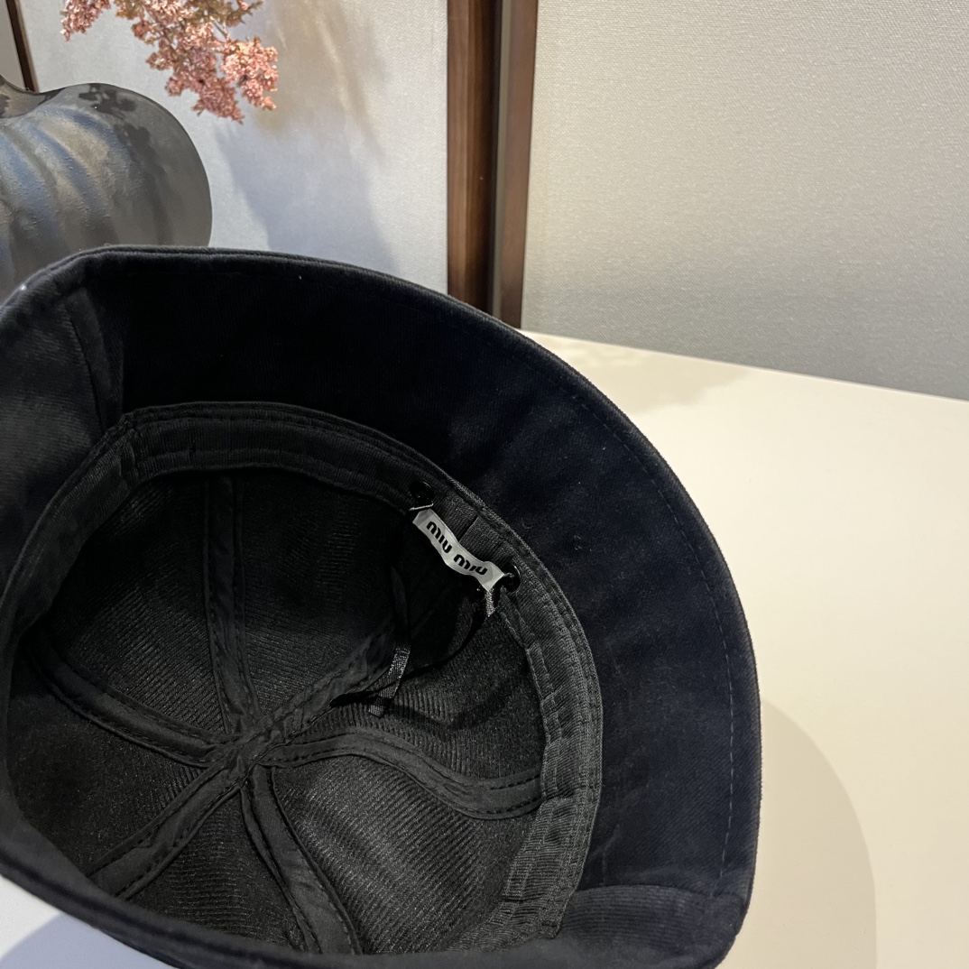 🆕

缪缪miumiu春夏款猫耳朵柳丁渔夫帽，纯棉面料，做工高级，头围57cm