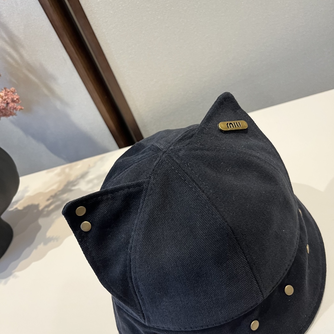 🆕

缪缪miumiu春夏款猫耳朵柳丁渔夫帽，纯棉面料，做工高级，头围57cm