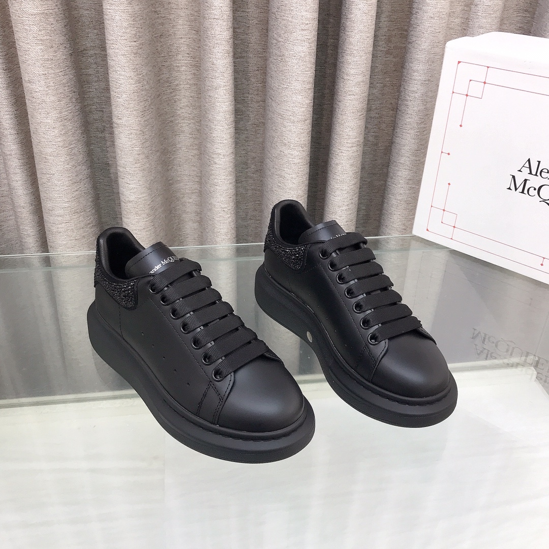 NO:484859,McQueen Alexander McQueen Diamond tail mixed-bred sheepskin lining women's size men's size crazy call for small white shoes. Over the type of layout, making the top quality in the market. McQueen Alexander mcqueen classic star popular versatile white shoes, whoever wears them looks good√ One of the shoes with the highest appearance rate in street photography, tell your baby loudly, my outsole, original customization, matte outsole, rubber foamed outsole has a certain hardness, elasticity, and comfortable walking, foot feeling (please distinguish between soft pus or yellowed raw rubber sole) Original pair of versions The original customization is consistent Italian imported matte silk cowhide inner footbed imported full grain cowhide Skillful thick sole design About 4cm Easy to wear long legs  Size women's size 34-40m (34, 40 custom made no return or exchange) Men's size 38-45 (38, 45 custom made no return or exchange), casual shoes/sports shoes, alexander mcqueen, sneakers, cowhide, sheepskin19860909麦昆Alexander McQueen 钻尾 混种羊皮内里 女码 男码 为小白鞋疯狂打call 超过种版面,做市场最顶级的质量. 麦昆Alexander mcqueen 经典明星爆款百搭小白鞋,谁穿谁好看√ 街拍出镜率最高的鞋之一 大声的告诉宝宝们 我家的大底 原版订制 哑光大底 橡胶发泡大底具有一定硬度性 回弹性 走起来又舒服 脚感杠杠滴（请区分开市场软绵绵的pu或是发黄的生胶底） 原版对版 原版定制一致 意大利进口哑光丝绸牛皮 内里垫脚进口全粒面牛皮 小心机的厚底设计 约4cm 轻松穿出大长腿 Size女码34-40m（34、40订做不退换）男码38-45（38、45定做不退换）,休闲鞋/运动鞋,alexander mcqueen,sneakers,cowhide,sheepskin,Women's Shoes