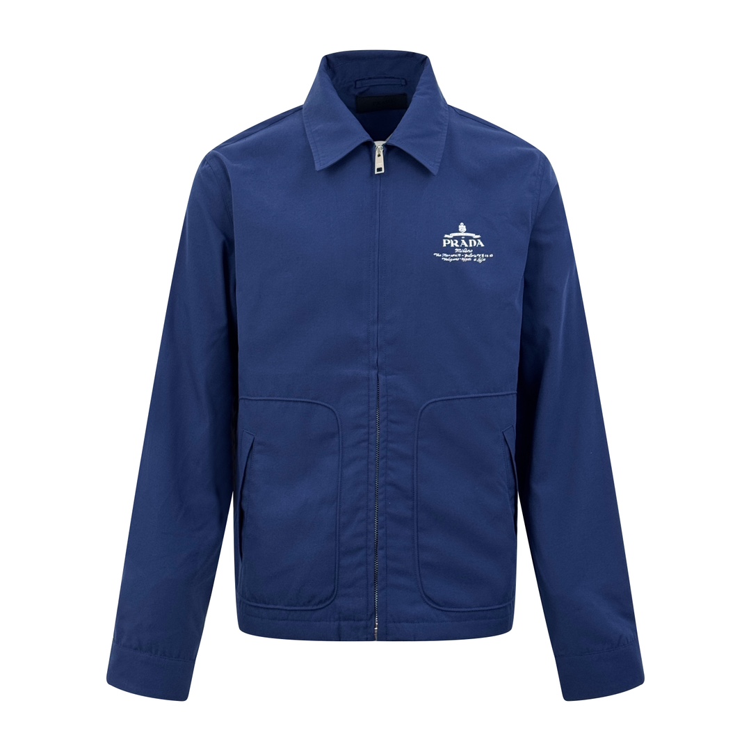 NO:513390,.Prada Contrast Logo Jacket Customized Elegant Cotton Oxford Spinning Excellent texture Comfortable skin With a deep blues as the base, it is the elegance after precipitation, surging mystery and nobility. With contrasting letter logos, a unique and fashionable outline on the chest, low-key and powerful, it continues Prada's classic neat lines. The square pattern meets the new style of minimalist workwear, interprets the eternal charm with pure beauty. Craft 1: Solid contrast printing The chest printing has been modified three times by film mesh boards. Print patterns on the fabric with glue liquid paint. Bake fabrics to fix the printing pattern. Craft 2: Template opening bags. Preset templates are used to guide the position of the bags. Shape and size. Accuracy ensures the quality of the bag opening effect. Craft 3: The fabric is washed sand and has a better texture. It is not easy to deform and does not shrink easily.  Not easy to fade, maintain long-term beauty Auxiliary materials Customized 1:1 horn buckle Customized 1:1 Prada Zipper Customized 1:1 Prada trademark style Loose style Size 46 48 50 52,,prada,jackets & coats,alexander wang19860909.Prada 撞色徽标夹克 定制雅棉牛津纺 质感卓越 舒适贴肤 以一抹深邃蓝调为底 是沉淀后的优雅 涌动着神秘与高贵 凭借撞色字母徽标在胸前勾勒出别具一格的时尚轮廓 低调且有力 延续了Prada经典的利落线条 方正版型邂逅极简工装新风 以纯粹之美诠释着永恒的魅力 工艺1: 采用固体撞色印花 胸前印花经过三次菲林网板修改 使用胶浆液体涂料在织物上打印图案 烘烤织物以固定印刷图案 工艺2: 模版机开袋 预设的模板来指导开袋的位置 形状和大小 精确性确保了开袋效果质量 工艺3: 面料都经过砂洗 手感质感更佳 不易变形 不易缩水 不易褪色 保持长久的美观 辅料 定制1:1 牛角扣  定制1:1 Prada 拉链 定制1:1 Prada 商标 版型 宽松版型 尺码 46 48 50 52,,prada,jackets & coats,alexander wang,Men's clothing