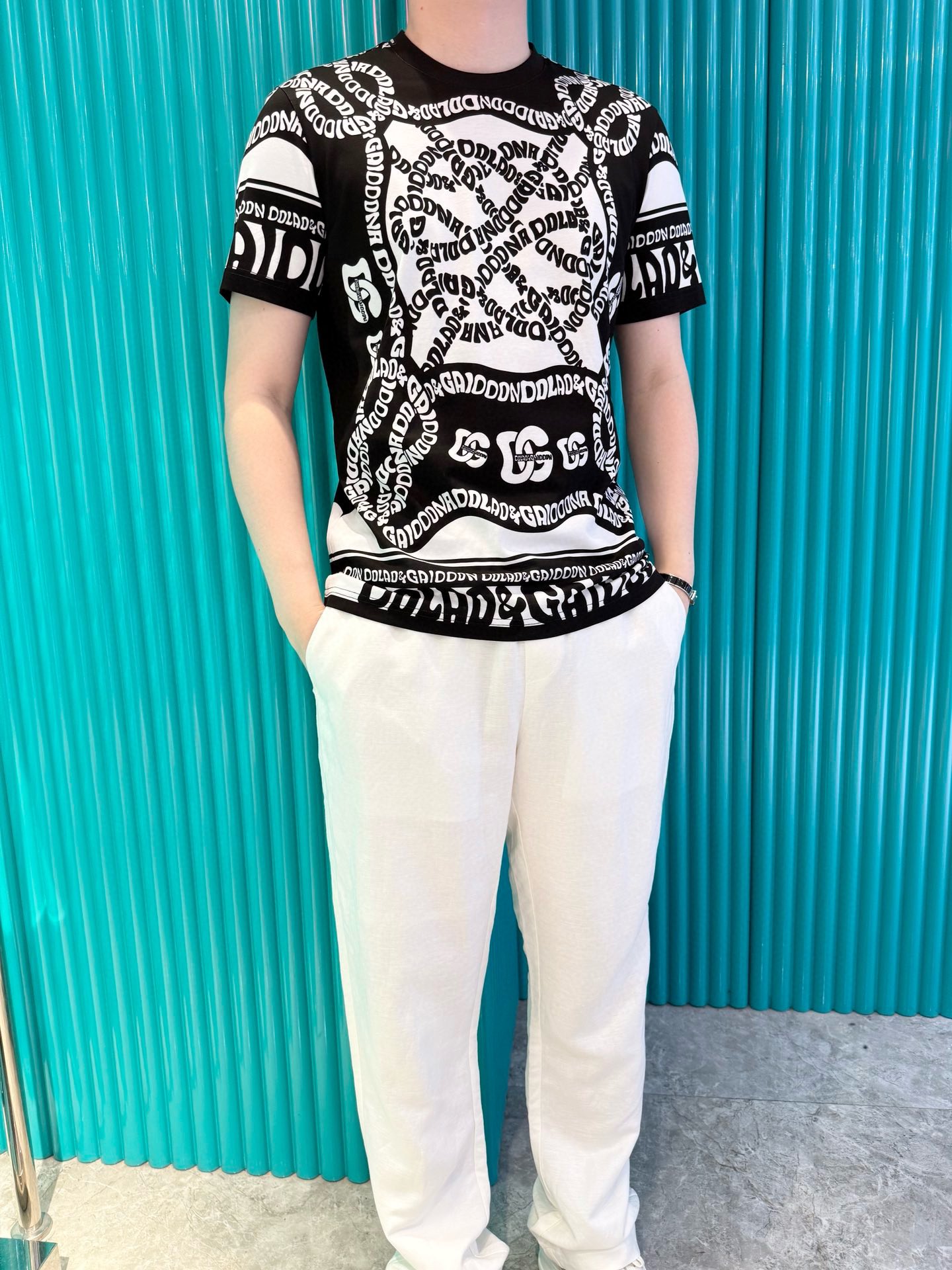 NO:512206,DG-2025 latest T-shirt shipment, hot-selling items in Europe and the United States!  Selected custom Egyptian long velvet cotton fabrics from imported Italian brands from Europe. The brand's digital printing technology is matched with the latest designs to highlight fashion!  Number of codes 48-56 (model 180/wear 50, with Hong Kong Lane Crawford gift box packaging), tees, t-shirt, alexander wang19860909DG-2025最新T恤出货 欧美热销单品！精选意大利进口品牌欧货定制埃及长绒棉面料,品牌的数码印花工艺搭配最新的设计,彰显时尚 ！码数48-56（模特180/穿50,配香港连卡佛礼盒包装）,,tees，t-shirt,alexander wang,Men's clothing