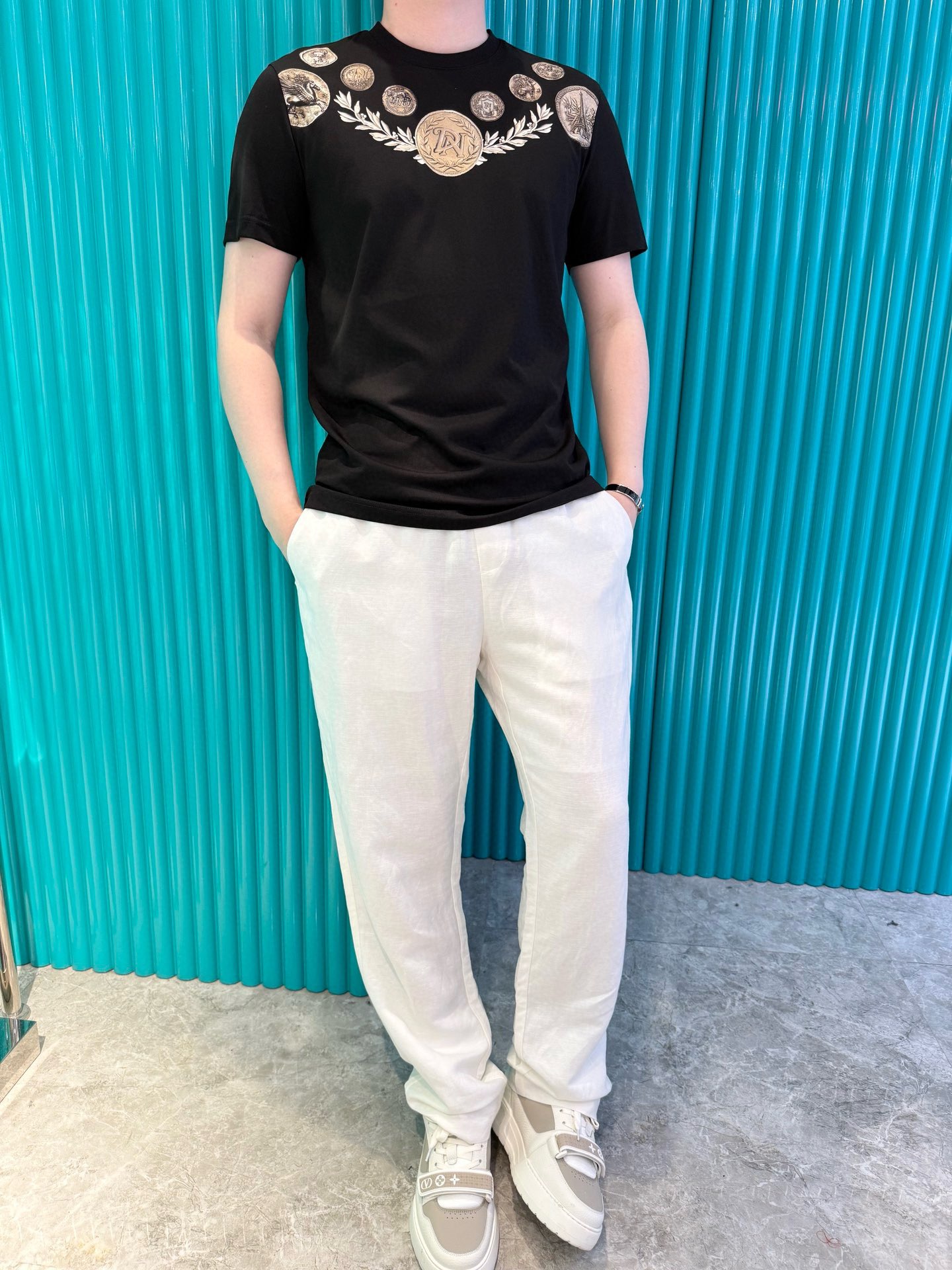 NO:512203,Dino luxury products - brand authentic 2025 latest round neck T-shirt shipment, hot-selling items in Europe and the United States!  Select Italian imported brands to customize European cotton!  The digital print on the chest is matched with the latest design, highlighting fashion!  Number of codes 48-56 (model 180/wear 50, with Hong Kong Lane Crawford gift box packaging), tees, t-shirt, alexander wang19860909Dino奢品-品牌正品2025最新圆领T恤出货 欧美热销单品！精选意大利进口品牌定制欧货棉！胸口的数码印花搭配最新的设计,彰显时尚 ！码数48-56（模特180/穿50,配香港连卡佛礼盒包装）,,tees，t-shirt,alexander wang,Men's clothing