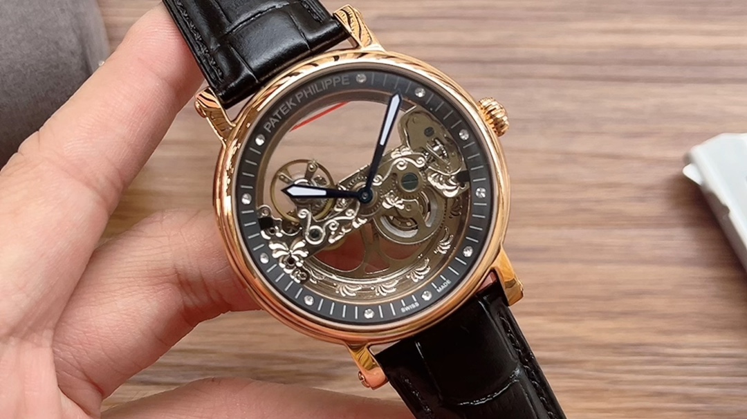 ساعة يد Patek Philippe أوتوماتيكية بهيكل ذهبي وحزام جلد أسود أنيق