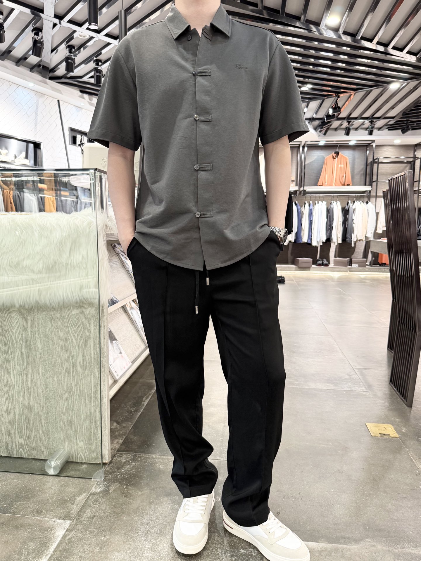 NO:512214,LP-2025 Lao Qianfeng Light Luxury Style Acetic Acid Leisure Pants #Textile The fabric is made of fixed woven acetic acid blend material. Its advantages include good wrinkle resistance, high gloss, and easy to clean. The specific advantages are as follows: 1. Good wrinkle resistance. Acetic acid fabric clothes are soft and delicate, have good wrinkle resistance, and are comfortable to wear. Because the fibers are delicate and uniform, the feel is very soft, the clothes are not prone to wrinkles, and there is no sense of urgency when worn. 2. High gloss. Acetic acid fabric clothes have high gloss and bright colors. This fabric has rich colors, and can also keep the colors bright and not fade easily, making people feel very energetic. 3. Easy to clean Acetate fabrics and clothes contain fibers with strong hydrophilicity, which are easy to wash and durable. This fabric is clean, hygienic, easy to clean, durable, and does not easily cause problems such as uneven color and shrinkage.  Size 48-56 (model 180/wear 50, with Hong Kong Lane Crawford gift box packaging), loro piano, alexander wang19860909LP-2025老钱风轻奢风醋酸休闲裤#有质感 面料采用定织醋酸混纺材质 其优点有抗皱性好、光泽度高、易于清洗等优点,具体优点如下 1.抗皱性好醋酸面料衣服柔软细腻,抗皱性好,穿着舒适.由于纤维细腻而均匀,手感非常柔软,衣服不容易出现皱褶,穿上去也不会有紧迫感. 2.光泽度高醋酸面料衣服光泽度高,色彩鲜艳.这种面料具有丰富的色彩,同时也能很好地保持颜色鲜艳,不易褪色,让人感觉非常有活力. 3.易于清洗醋酸面料衣服含有亲水性较强的纤维,洗涤方便,持久耐用.这种面料干净、卫生、易于清洗,经久耐用,不容易出现色泽不匀和缩水等问题. 尺码48-56(模特180/穿50,配香港连卡佛礼盒包装),,loro piana,alexander wang,Men's clothing