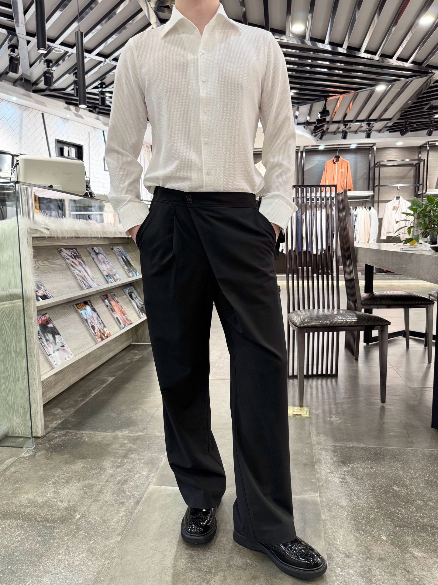 NO:512191,Zenia - Classic white shirt fixed fabric with soft texture and soft texture. It uses 83 polyester plus 14 viscose fiber plus 3 cotton fabric. It has the following characteristics: 1. The blend of soft and skin-friendly polyester and viscose fiber makes the fabric soft and skin-friendly, suitable for close-fitting, and can provide good comfort. 2. The blend of moisture-absorbing and breathable polyester and viscose fiber makes the fabric have good moisture-absorbing and breathable, can keep it dry, and is suitable for summer wear. 3. The addition of good wear resistance polyester increases the wear resistance of the fabric, suitable for long-term wear and washing. 4. The addition of good elastic viscose fiber makes the fabric have a certain elasticity and fits better when wearing. 5. The blend of anti-static polyester and viscose fiber makes the fabric have good anti-static properties and reduces the generation of static electricity. Size 48-58 (model 180/wear 50, with Hong Kong Lane Crawford gift box packaging), zegna,shirts,alexander  wang19860909杰尼亚-经典白衬衫定织面料 质感又柔软 采用83涤纶加14粘纤加3棉的面料 具有以下特点 1.柔软亲肤涤纶和粘纤的混纺使得面料柔软亲肤,适合贴身穿着,能够提供良好的舒适度. 2.吸湿透气涤纶和粘纤的混纺使得面料具有良好的吸湿透气性,能够保持干爽,适合夏季穿着. 3. 耐磨性好涤纶的加入使得面料耐磨性增强,适合长时间穿着和洗涤. 4.弹性好粘纤的加入使得面料具有一定的弹性,穿着时更加合身. 5.抗静电涤纶和粘纤的混纺使得面料抗静电性能良好,减少静电的产生. 尺码48-58(模特180/穿50,配香港连卡佛礼盒包装),,zegna,shirts,alexander wang,Men's clothing