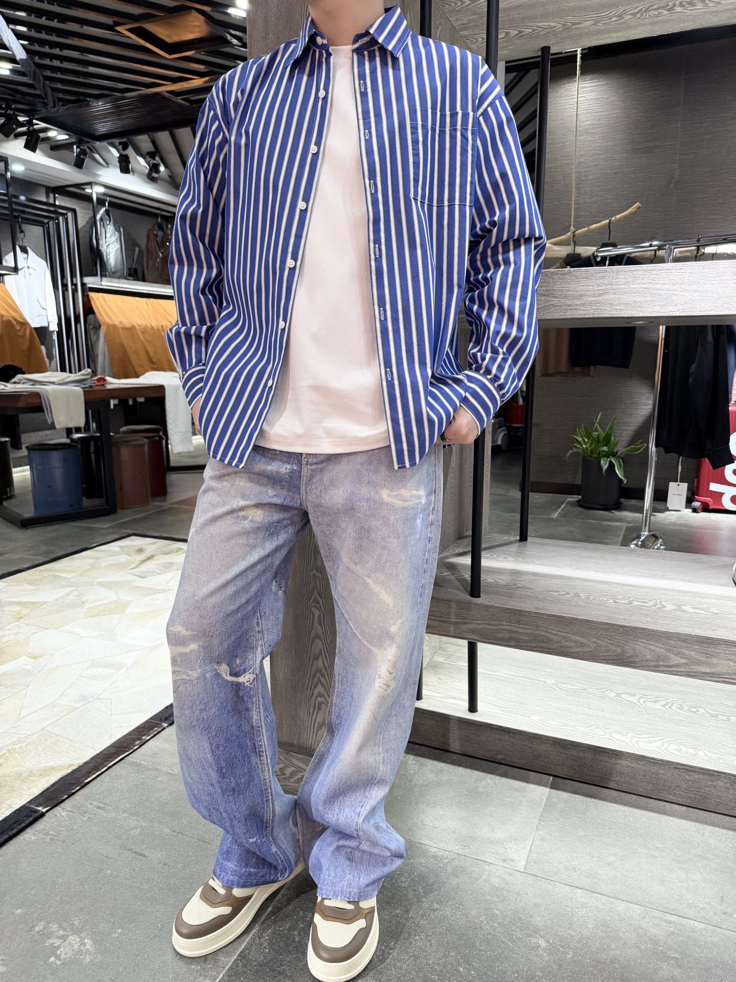 NO:512193,Magila - Loose blue striped cotton shirt Selected high-quality pure cotton fabrics, soft and skin-friendly, breathable and sweat-absorbing, bringing you a comfortable experience all-weather. Loose style design, free from constraints, free movement, and you can easily deal with it whether it is daily work or casual travel. Classic blue stripes, simple but fashionable, easily matched with various pants, creating a refreshing and neat image of a handsome man. Details show the quality and exquisite buttons, firm and durable; slits on the side, free movement. Let you switch between comfort and shape freely, showing your confidence and charm. Size S-Xl (model 180/wear S, with Hong Kong Lane Crawford gift box packaging),,masion margiela,shirts,alexander wang19860909马吉拉-宽松蓝色条纹纯棉衬衫 精选优质纯棉面料,柔软亲肤,透气吸汗,带给你全天候的舒适体验. 宽松版型设计,摆脱束缚,活动自如,无论是日常工作还是休闲出行,都能让你轻松应对. 经典蓝色条纹,简约而不失时尚,轻松搭配各种裤装,打造清爽利落的型男形象. 细节之处彰显品质精致纽扣,牢固耐用；侧边开叉,活动自如. 让你在舒适与型格之间自由切换,尽显自信魅力. 码数S-Xl（模特180/穿S,配香港连卡佛礼盒包装),,masion margiela,shirts,alexander wang,Men's clothing