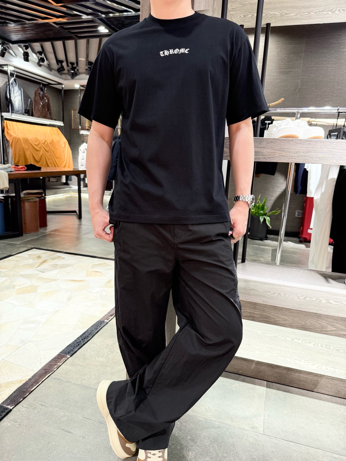 NO:512196,Crowxin - Summer new favorite short-sleeved T-shirt, simple and designed. Small letters on the chest and large prints on the back, and the details are thoughtful. (160g, 26S) Pure cotton fabric is comfortable and breathable, easy to wear and relax, and the basic style can also play with a fashionable feeling~ Code number M-3XL (model 180/wear L, with Hong Kong Lane Crawford gift box packaging), chrome hearts, T-shirt, tees, t-shirt, alexander wang19860909克罗心-夏日新宠短袖T恤,简约又有设计.胸前小字母、背后大印花,细节藏小心思.（160g,26S）纯棉面料舒服透气,轻松穿出休闲范儿,基础款也能玩出时髦感～码数M-3XL(模特180/穿L,配 香港连卡佛礼盒包装),,chrome hearts,T-shirt,tees，t-shirt,alexander wang,Men's clothing