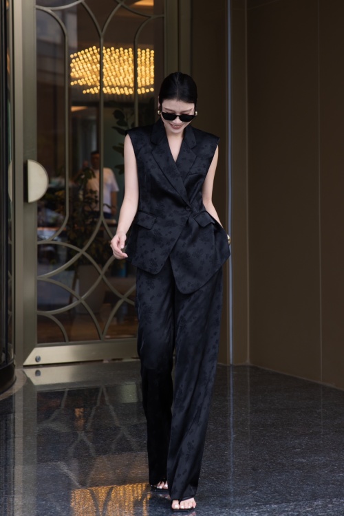 Elegant Jacquard Suit Set - Sleeveless Blazer and Wide Leg Trousers 1 Elegant Jacquard Suit Set - Sleeveless Blazer and Wide Leg Trousers