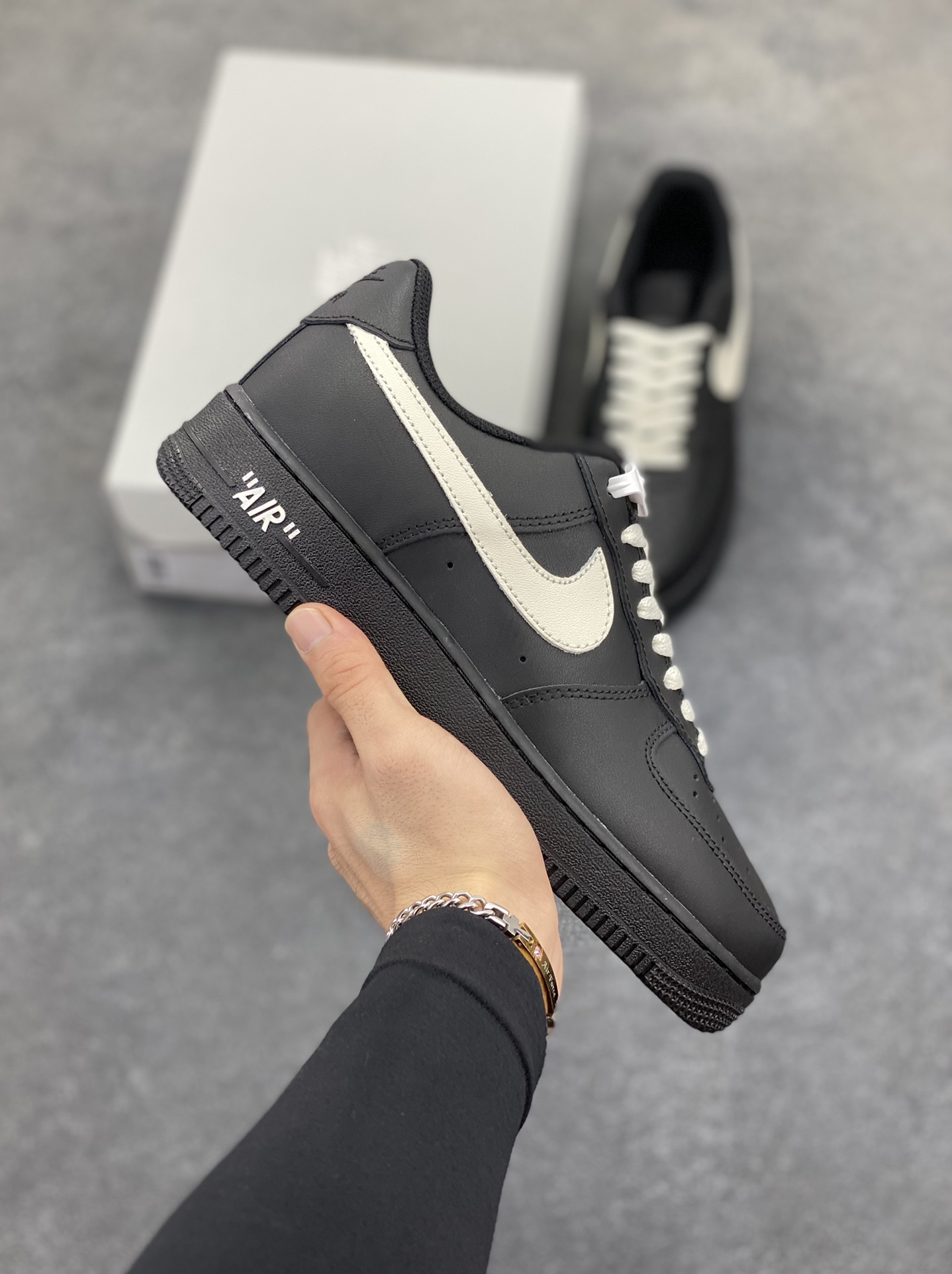 Nike Air Force 1 Low 空军一号低帮百搭休闲运动板鞋。柔软、弹性十足的缓震性能和出色的中底设计,横跨复古与现代的外型结合,造就出风靡全球三十多年的Force 1,直到今天还深受青睐。 货号:DD8959-001 尺码:36 36.5 37.5 38 38.5 39 40 40.5 41 42 42.5 43 44 44.5 45-选品中心
