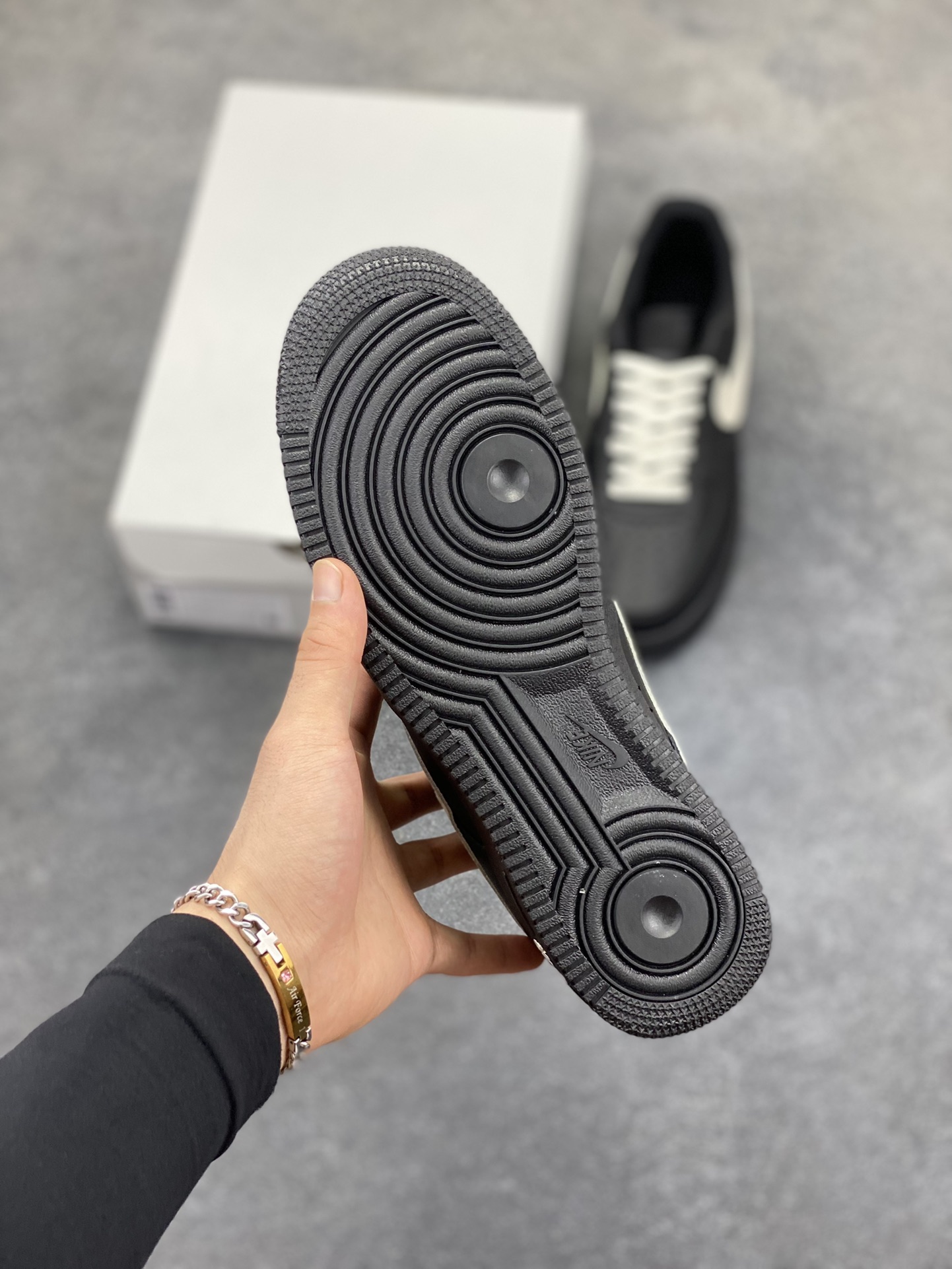 图片[5]-Nike Air Force 1 Low 空军一号低帮百搭休闲运动板鞋。柔软、弹性十足的缓震性能和出色的中底设计，横跨复古与现代的外型结合，造就出风靡全球三十多年的Force 1，直到今天还深受青睐。 货号：DD8959-001 尺码：36 36.5 37.5 38 38.5 39 40 40.5 41 42 42.5 43 44 44.5 45-选品中心