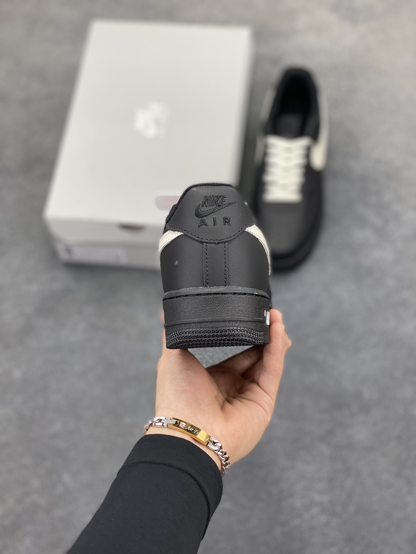 图片[4]-Nike Air Force 1 Low 空军一号低帮百搭休闲运动板鞋。柔软、弹性十足的缓震性能和出色的中底设计，横跨复古与现代的外型结合，造就出风靡全球三十多年的Force 1，直到今天还深受青睐。 货号：DD8959-001 尺码：36 36.5 37.5 38 38.5 39 40 40.5 41 42 42.5 43 44 44.5 45-选品中心