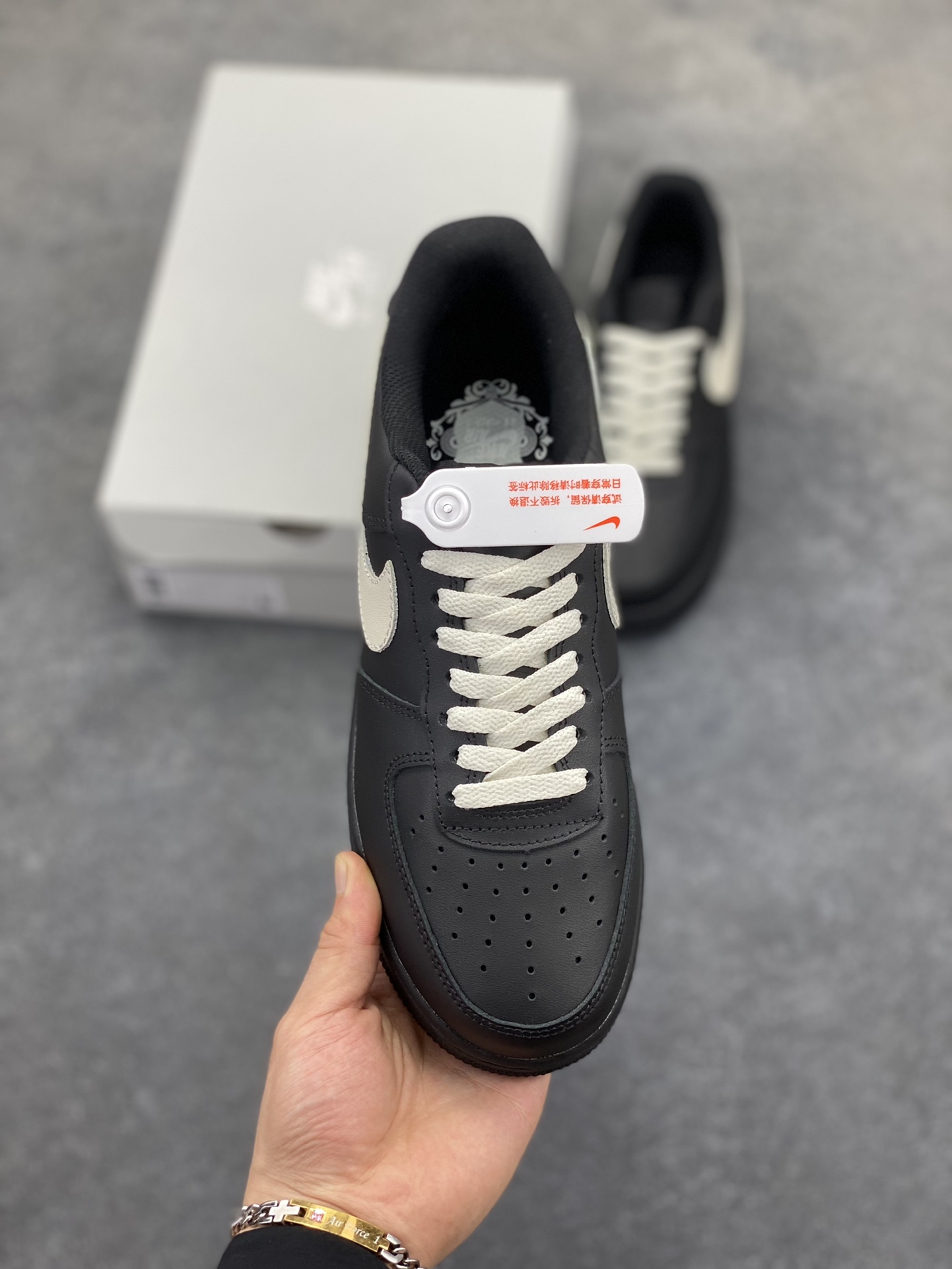 图片[2]-Nike Air Force 1 Low 空军一号低帮百搭休闲运动板鞋。柔软、弹性十足的缓震性能和出色的中底设计，横跨复古与现代的外型结合，造就出风靡全球三十多年的Force 1，直到今天还深受青睐。 货号：DD8959-001 尺码：36 36.5 37.5 38 38.5 39 40 40.5 41 42 42.5 43 44 44.5 45-选品中心