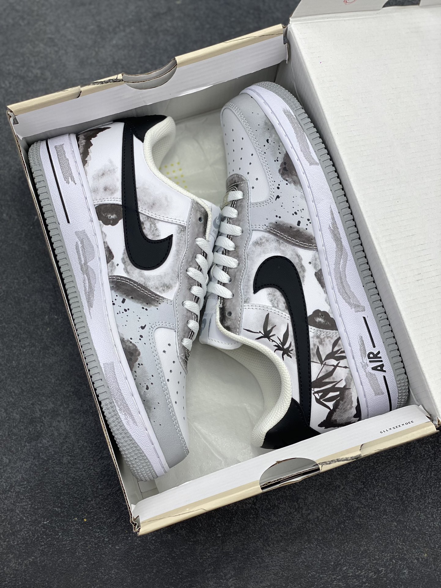图片[9]-Nike Air Force 1 Low 空军一号低帮百搭休闲运动板鞋。柔软、弹性十足的缓震性能和出色的中底设计，横跨复古与现代的外型结合，造就出风靡全球三十多年的Force 1，直到今天还深受青睐。 货号：FJ4146-100 尺码：36 36.5 37.5 38 38.5 39 40 40.5 41 42 42.5 43 44 44.5 45-选品中心