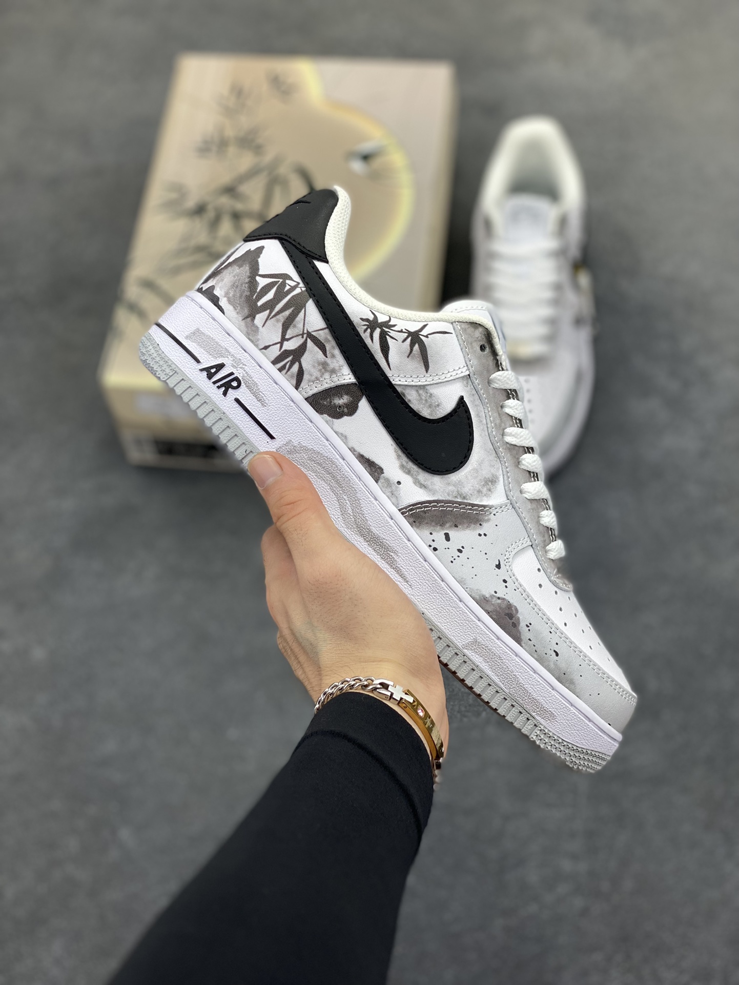 Nike Air Force 1 Low 空军一号低帮百搭休闲运动板鞋。柔软、弹性十足的缓震性能和出色的中底设计,横跨复古与现代的外型结合,造就出风靡全球三十多年的Force 1,直到今天还深受青睐。 货号:FJ4146-100 尺码:36 36.5 37.5 38 38.5 39 40 40.5 41 42 42.5 43 44 44.5 45-选品中心