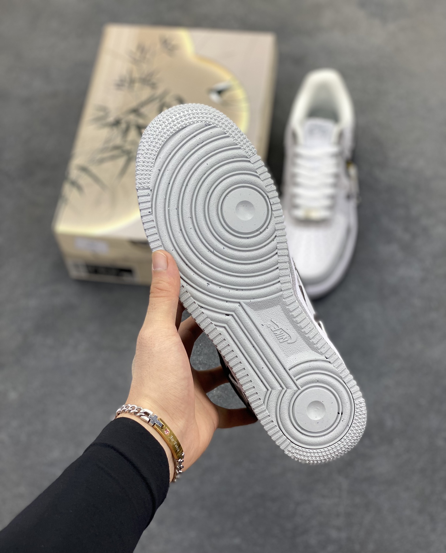 图片[5]-Nike Air Force 1 Low 空军一号低帮百搭休闲运动板鞋。柔软、弹性十足的缓震性能和出色的中底设计，横跨复古与现代的外型结合，造就出风靡全球三十多年的Force 1，直到今天还深受青睐。 货号：FJ4146-100 尺码：36 36.5 37.5 38 38.5 39 40 40.5 41 42 42.5 43 44 44.5 45-选品中心