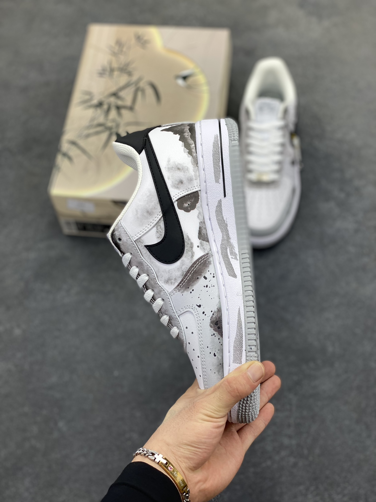 图片[3]-Nike Air Force 1 Low 空军一号低帮百搭休闲运动板鞋。柔软、弹性十足的缓震性能和出色的中底设计，横跨复古与现代的外型结合，造就出风靡全球三十多年的Force 1，直到今天还深受青睐。 货号：FJ4146-100 尺码：36 36.5 37.5 38 38.5 39 40 40.5 41 42 42.5 43 44 44.5 45-选品中心