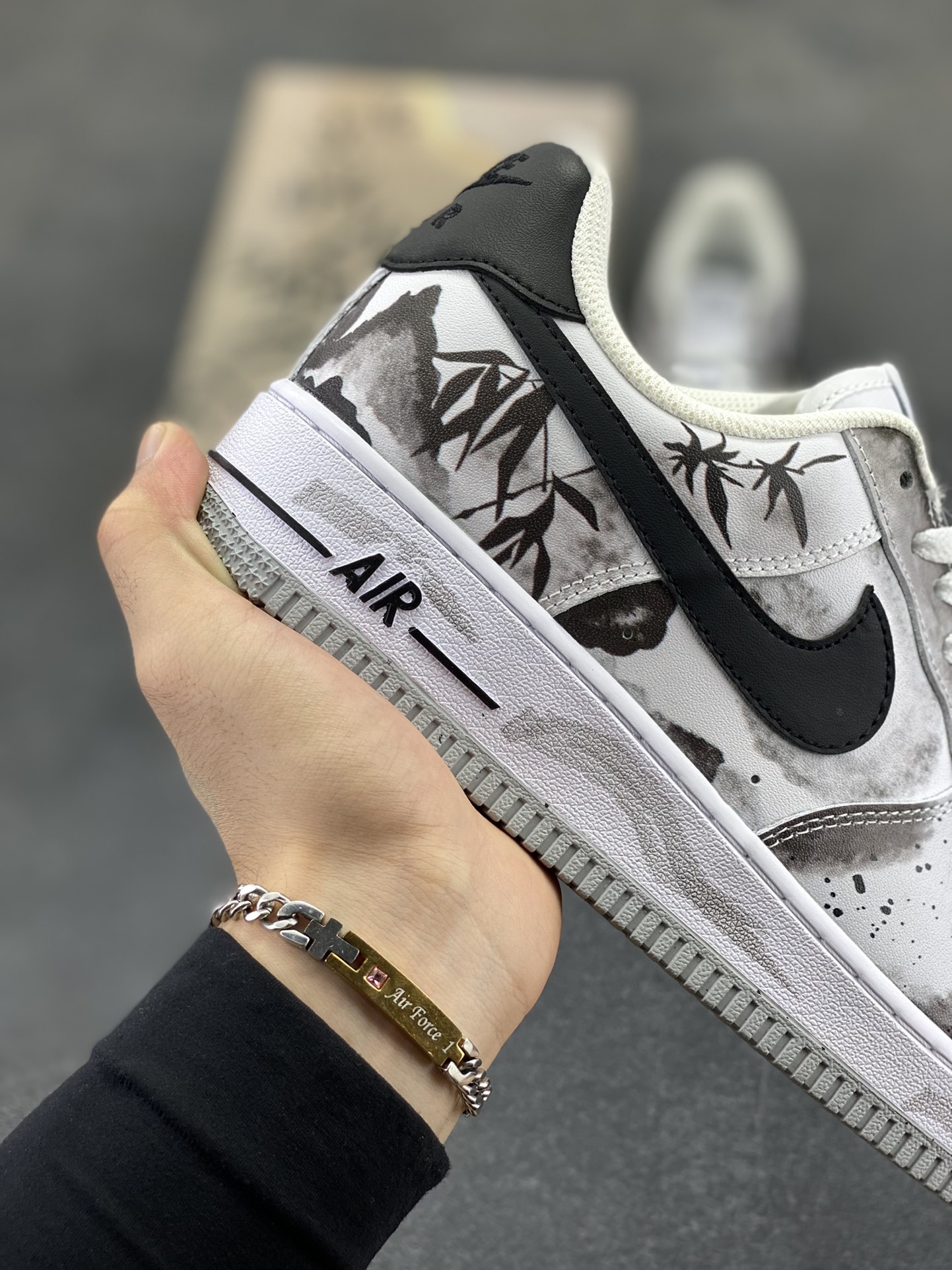 图片[6]-Nike Air Force 1 Low 空军一号低帮百搭休闲运动板鞋。柔软、弹性十足的缓震性能和出色的中底设计，横跨复古与现代的外型结合，造就出风靡全球三十多年的Force 1，直到今天还深受青睐。 货号：FJ4146-100 尺码：36 36.5 37.5 38 38.5 39 40 40.5 41 42 42.5 43 44 44.5 45-选品中心