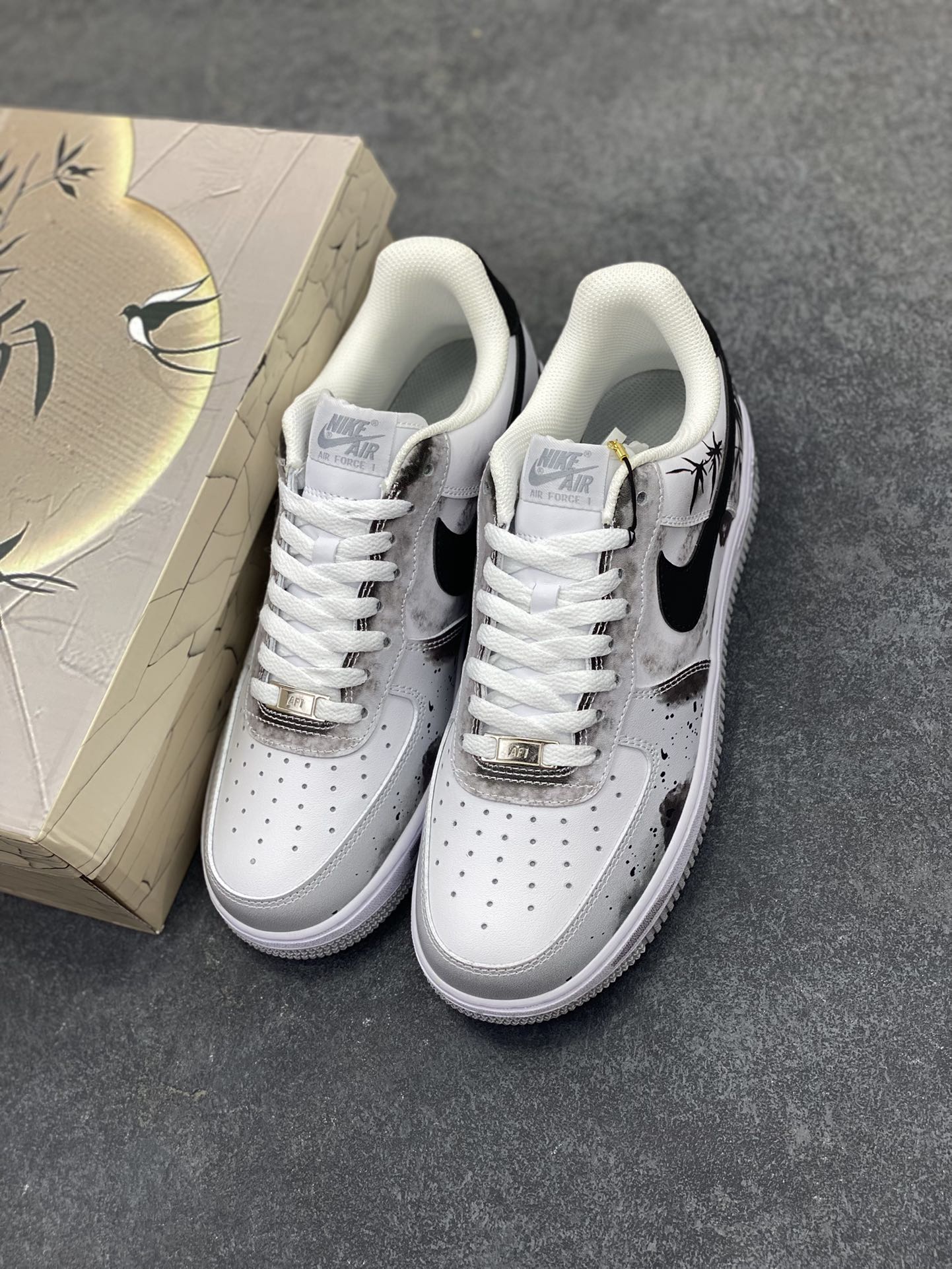 图片[8]-Nike Air Force 1 Low 空军一号低帮百搭休闲运动板鞋。柔软、弹性十足的缓震性能和出色的中底设计，横跨复古与现代的外型结合，造就出风靡全球三十多年的Force 1，直到今天还深受青睐。 货号：FJ4146-100 尺码：36 36.5 37.5 38 38.5 39 40 40.5 41 42 42.5 43 44 44.5 45-选品中心