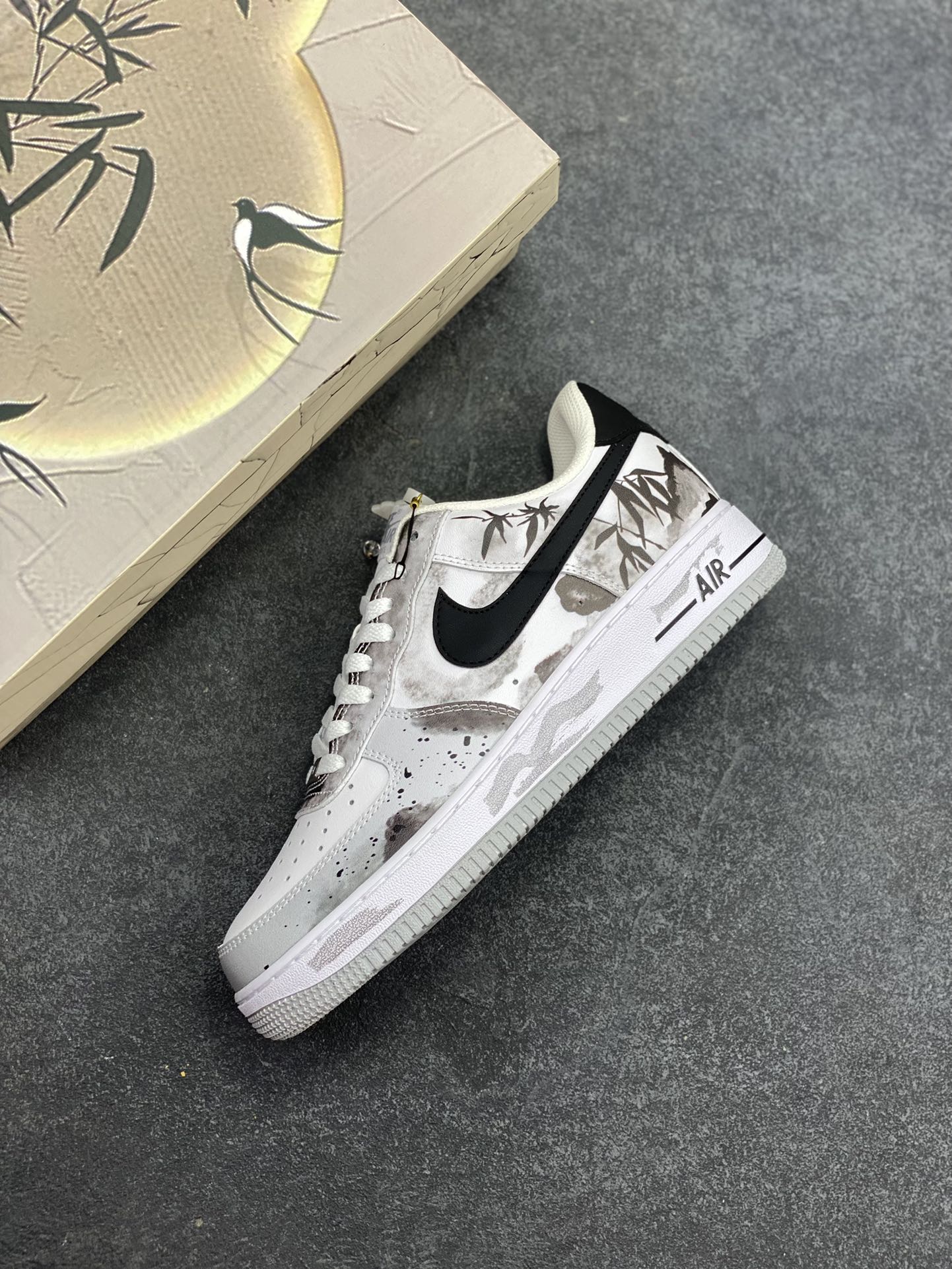 图片[7]-Nike Air Force 1 Low 空军一号低帮百搭休闲运动板鞋。柔软、弹性十足的缓震性能和出色的中底设计，横跨复古与现代的外型结合，造就出风靡全球三十多年的Force 1，直到今天还深受青睐。 货号：FJ4146-100 尺码：36 36.5 37.5 38 38.5 39 40 40.5 41 42 42.5 43 44 44.5 45-选品中心