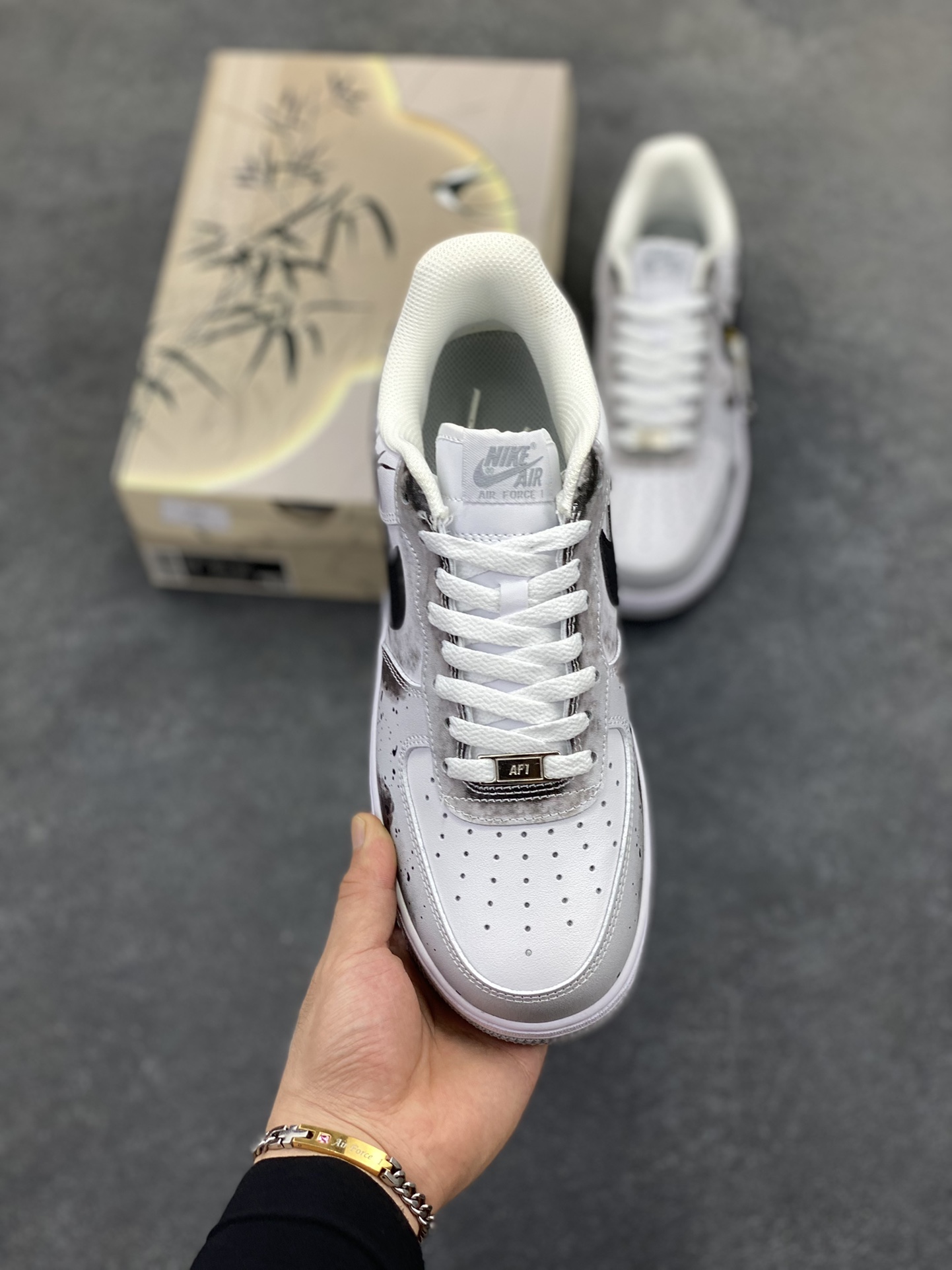 图片[2]-Nike Air Force 1 Low 空军一号低帮百搭休闲运动板鞋。柔软、弹性十足的缓震性能和出色的中底设计，横跨复古与现代的外型结合，造就出风靡全球三十多年的Force 1，直到今天还深受青睐。 货号：FJ4146-100 尺码：36 36.5 37.5 38 38.5 39 40 40.5 41 42 42.5 43 44 44.5 45-选品中心