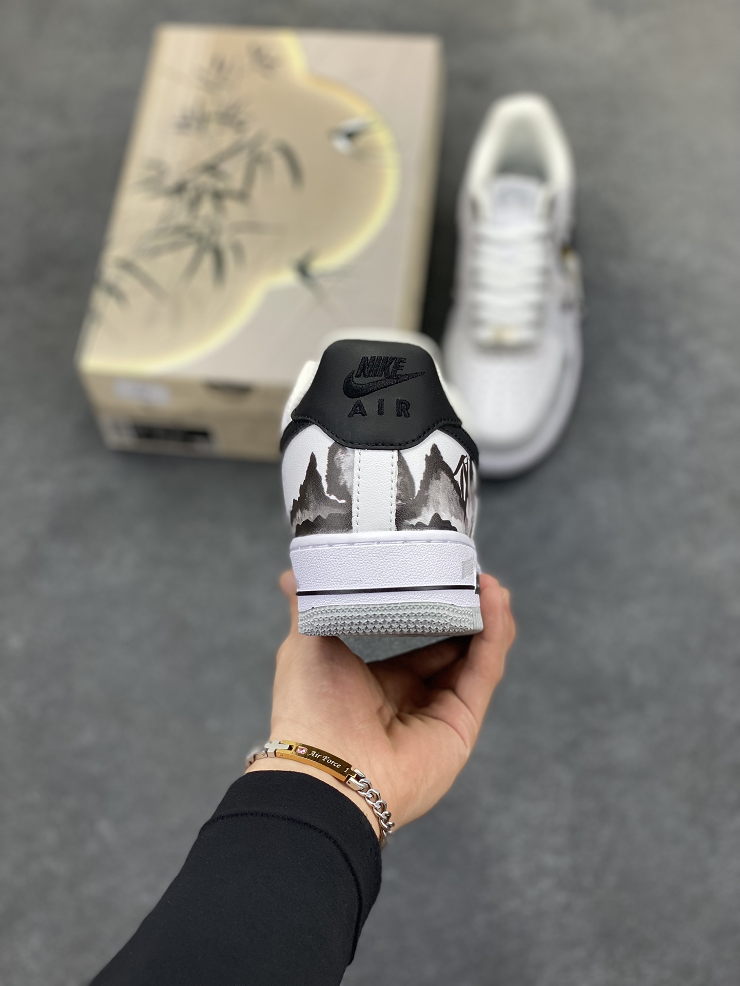 图片[4]-Nike Air Force 1 Low 空军一号低帮百搭休闲运动板鞋。柔软、弹性十足的缓震性能和出色的中底设计，横跨复古与现代的外型结合，造就出风靡全球三十多年的Force 1，直到今天还深受青睐。 货号：FJ4146-100 尺码：36 36.5 37.5 38 38.5 39 40 40.5 41 42 42.5 43 44 44.5 45-选品中心