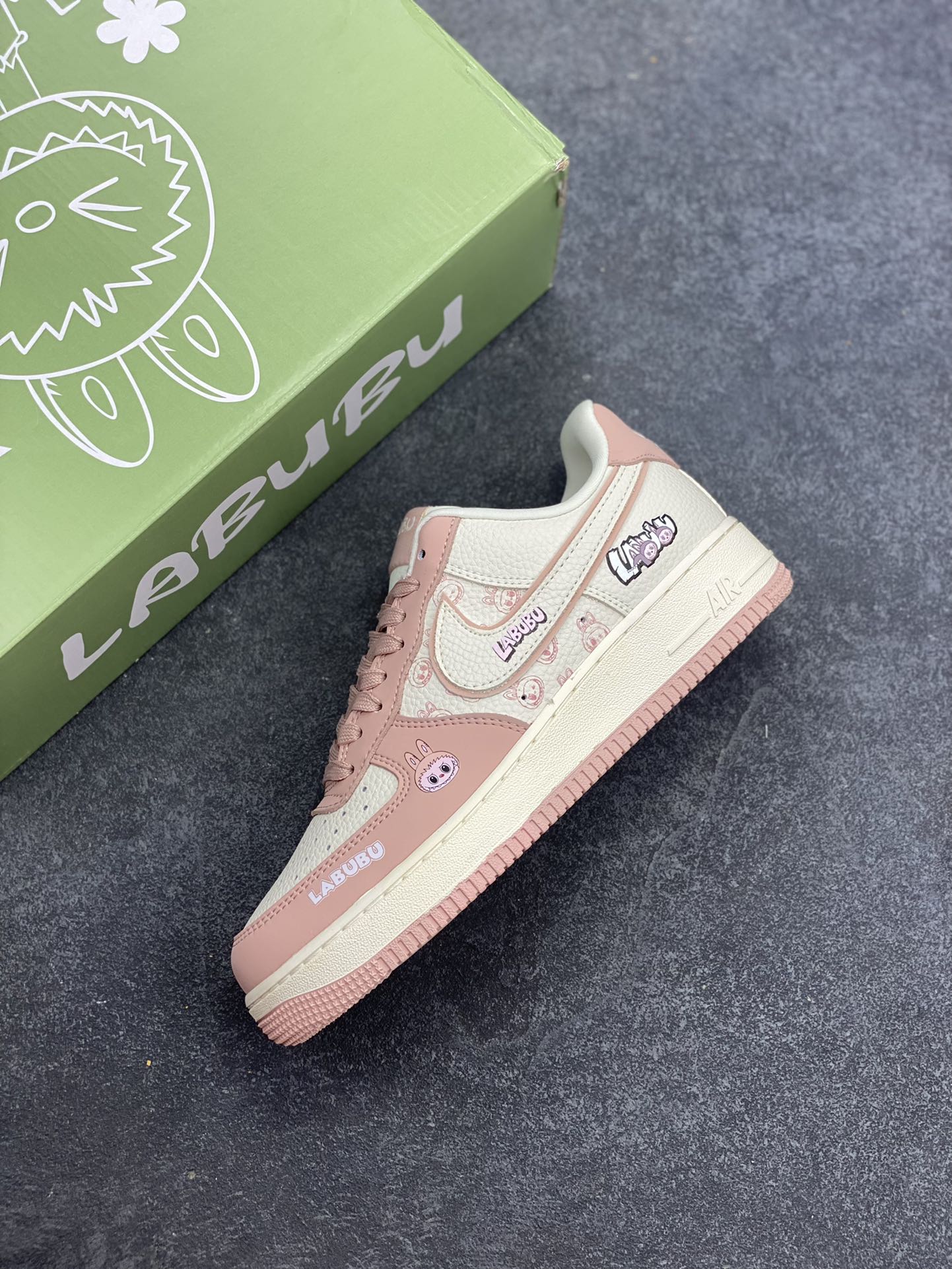 图片[7]-高端定制Nike Air Force 1 LABUBU 联名-白粉 鞋身满是 LABUBU 萌趣元素，搭配同款挂饰，通过印刷、刺绣等工艺，将 LABUBU 元素精准呈现于鞋身，色彩牢固、图案清晰，凸显联名联名诚意与品质，基于 Nike Air Force 1 ，保留经典空军一号的舒适脚感与复古轮廓，兼具潮流与实穿性，专属绿色 LABUBU 鞋盒，从包装强化联名氛围，整体制作注重潮流融合与品质把控 。 货号：DK0188 – 091 尺码：36 36.5 37.5 38 38.5 39 40 40.5 41 42 42.5 43 44 44.5 45-选品中心