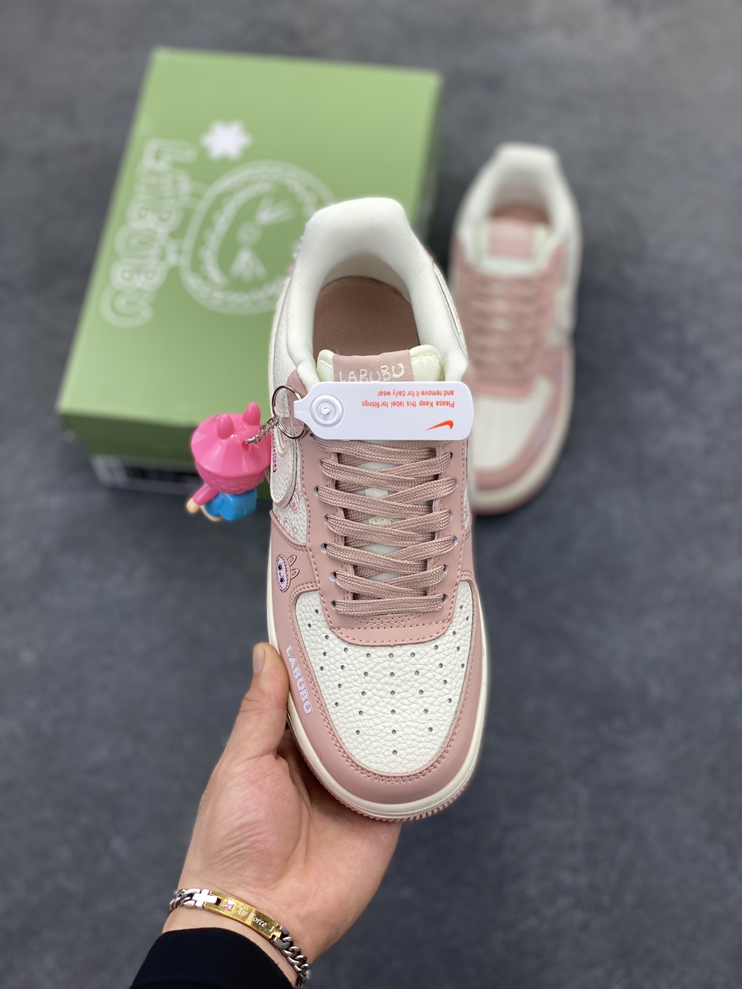 图片[2]-高端定制Nike Air Force 1 LABUBU 联名-白粉 鞋身满是 LABUBU 萌趣元素，搭配同款挂饰，通过印刷、刺绣等工艺，将 LABUBU 元素精准呈现于鞋身，色彩牢固、图案清晰，凸显联名联名诚意与品质，基于 Nike Air Force 1 ，保留经典空军一号的舒适脚感与复古轮廓，兼具潮流与实穿性，专属绿色 LABUBU 鞋盒，从包装强化联名氛围，整体制作注重潮流融合与品质把控 。 货号：DK0188 – 091 尺码：36 36.5 37.5 38 38.5 39 40 40.5 41 42 42.5 43 44 44.5 45-选品中心