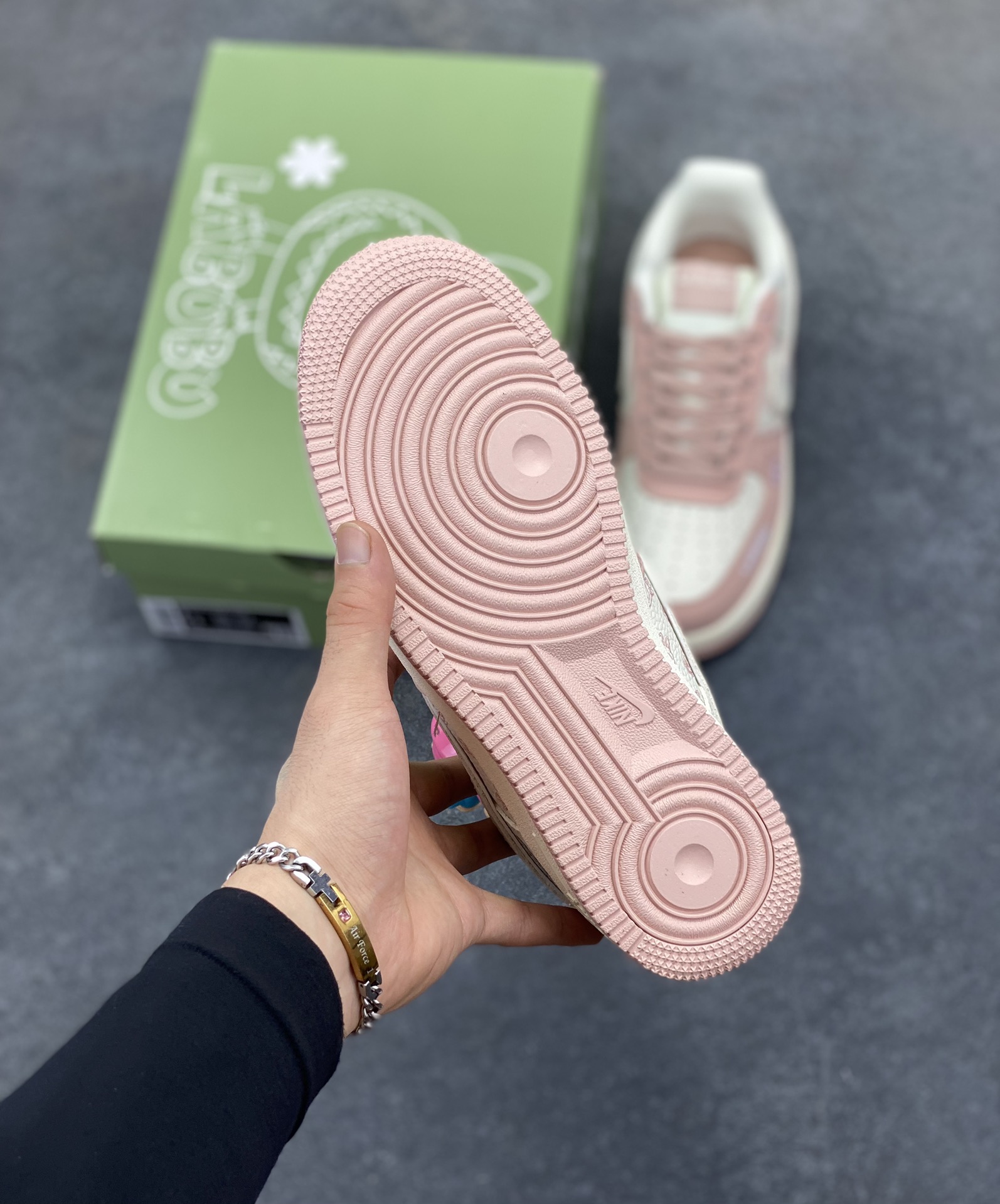 图片[5]-高端定制Nike Air Force 1 LABUBU 联名-白粉 鞋身满是 LABUBU 萌趣元素，搭配同款挂饰，通过印刷、刺绣等工艺，将 LABUBU 元素精准呈现于鞋身，色彩牢固、图案清晰，凸显联名联名诚意与品质，基于 Nike Air Force 1 ，保留经典空军一号的舒适脚感与复古轮廓，兼具潮流与实穿性，专属绿色 LABUBU 鞋盒，从包装强化联名氛围，整体制作注重潮流融合与品质把控 。 货号：DK0188 – 091 尺码：36 36.5 37.5 38 38.5 39 40 40.5 41 42 42.5 43 44 44.5 45-选品中心