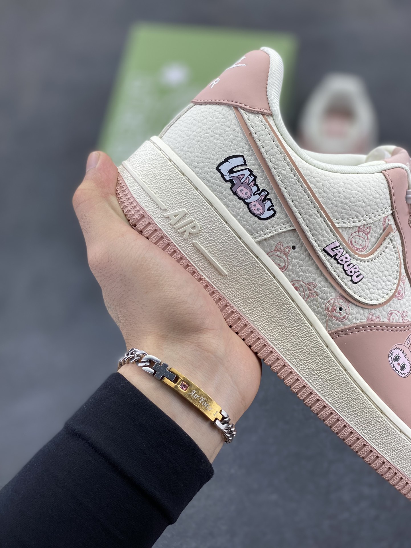 图片[6]-高端定制Nike Air Force 1 LABUBU 联名-白粉 鞋身满是 LABUBU 萌趣元素，搭配同款挂饰，通过印刷、刺绣等工艺，将 LABUBU 元素精准呈现于鞋身，色彩牢固、图案清晰，凸显联名联名诚意与品质，基于 Nike Air Force 1 ，保留经典空军一号的舒适脚感与复古轮廓，兼具潮流与实穿性，专属绿色 LABUBU 鞋盒，从包装强化联名氛围，整体制作注重潮流融合与品质把控 。 货号：DK0188 – 091 尺码：36 36.5 37.5 38 38.5 39 40 40.5 41 42 42.5 43 44 44.5 45-选品中心