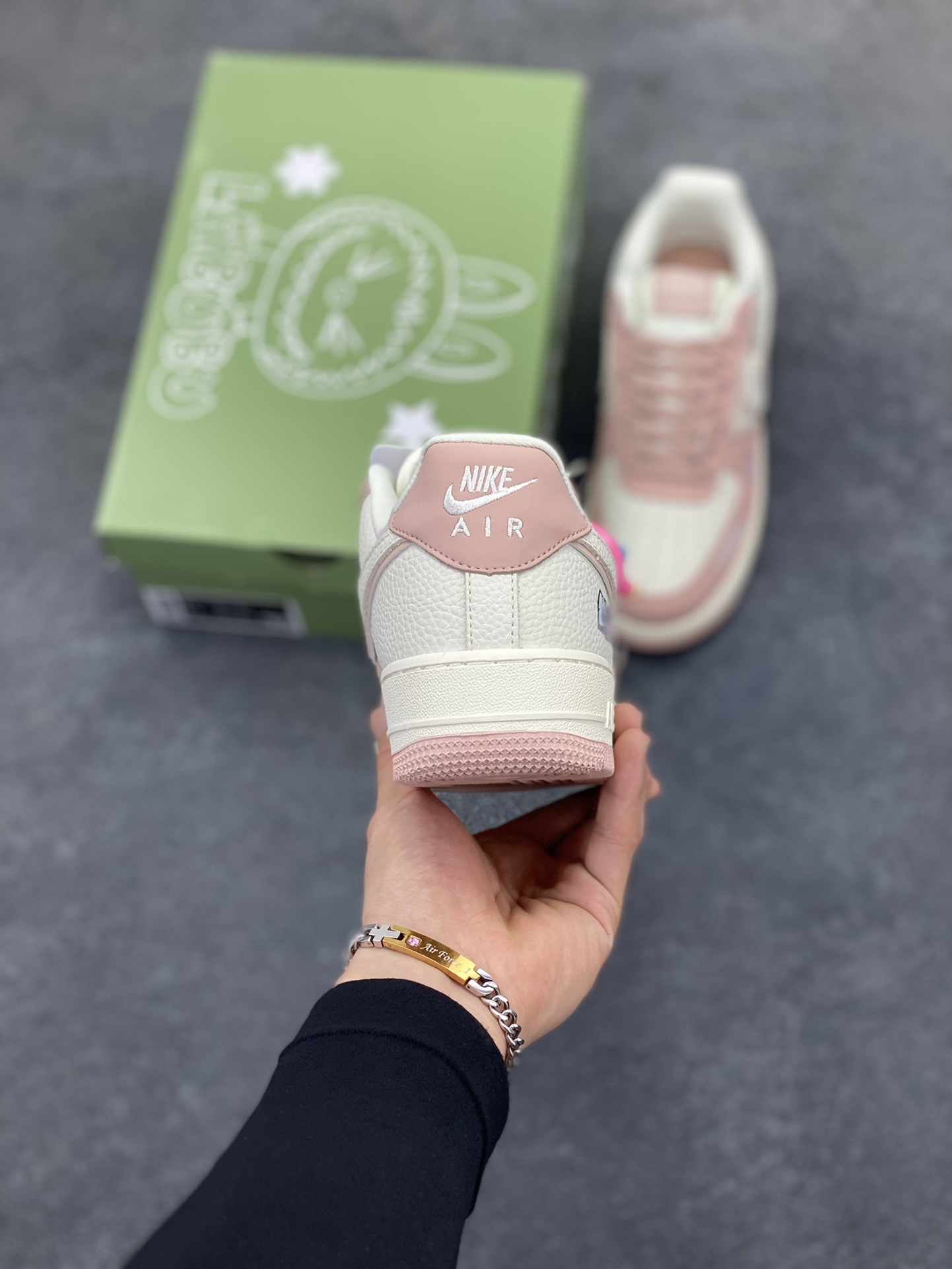 图片[4]-高端定制Nike Air Force 1 LABUBU 联名-白粉 鞋身满是 LABUBU 萌趣元素，搭配同款挂饰，通过印刷、刺绣等工艺，将 LABUBU 元素精准呈现于鞋身，色彩牢固、图案清晰，凸显联名联名诚意与品质，基于 Nike Air Force 1 ，保留经典空军一号的舒适脚感与复古轮廓，兼具潮流与实穿性，专属绿色 LABUBU 鞋盒，从包装强化联名氛围，整体制作注重潮流融合与品质把控 。 货号：DK0188 – 091 尺码：36 36.5 37.5 38 38.5 39 40 40.5 41 42 42.5 43 44 44.5 45-选品中心