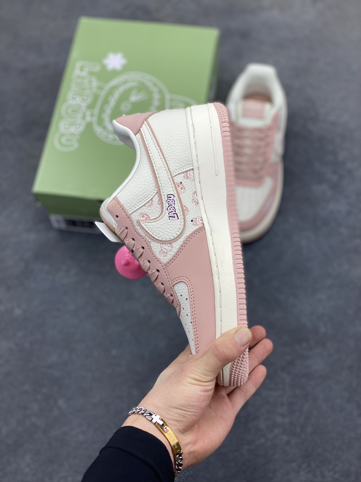 图片[3]-高端定制Nike Air Force 1 LABUBU 联名-白粉 鞋身满是 LABUBU 萌趣元素，搭配同款挂饰，通过印刷、刺绣等工艺，将 LABUBU 元素精准呈现于鞋身，色彩牢固、图案清晰，凸显联名联名诚意与品质，基于 Nike Air Force 1 ，保留经典空军一号的舒适脚感与复古轮廓，兼具潮流与实穿性，专属绿色 LABUBU 鞋盒，从包装强化联名氛围，整体制作注重潮流融合与品质把控 。 货号：DK0188 – 091 尺码：36 36.5 37.5 38 38.5 39 40 40.5 41 42 42.5 43 44 44.5 45-选品中心