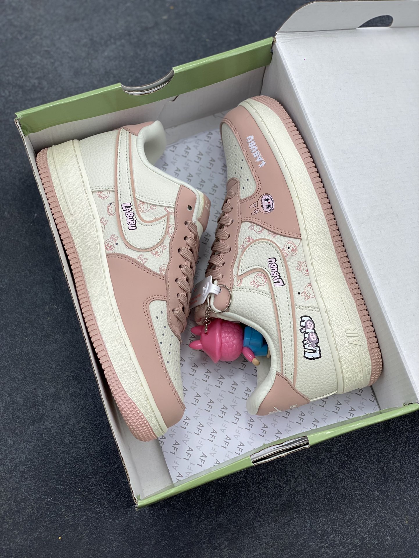 图片[9]-高端定制Nike Air Force 1 LABUBU 联名-白粉 鞋身满是 LABUBU 萌趣元素，搭配同款挂饰，通过印刷、刺绣等工艺，将 LABUBU 元素精准呈现于鞋身，色彩牢固、图案清晰，凸显联名联名诚意与品质，基于 Nike Air Force 1 ，保留经典空军一号的舒适脚感与复古轮廓，兼具潮流与实穿性，专属绿色 LABUBU 鞋盒，从包装强化联名氛围，整体制作注重潮流融合与品质把控 。 货号：DK0188 – 091 尺码：36 36.5 37.5 38 38.5 39 40 40.5 41 42 42.5 43 44 44.5 45-选品中心