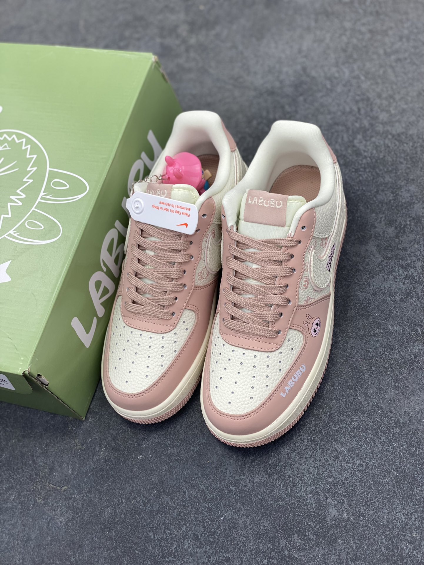 图片[8]-高端定制Nike Air Force 1 LABUBU 联名-白粉 鞋身满是 LABUBU 萌趣元素，搭配同款挂饰，通过印刷、刺绣等工艺，将 LABUBU 元素精准呈现于鞋身，色彩牢固、图案清晰，凸显联名联名诚意与品质，基于 Nike Air Force 1 ，保留经典空军一号的舒适脚感与复古轮廓，兼具潮流与实穿性，专属绿色 LABUBU 鞋盒，从包装强化联名氛围，整体制作注重潮流融合与品质把控 。 货号：DK0188 – 091 尺码：36 36.5 37.5 38 38.5 39 40 40.5 41 42 42.5 43 44 44.5 45-选品中心