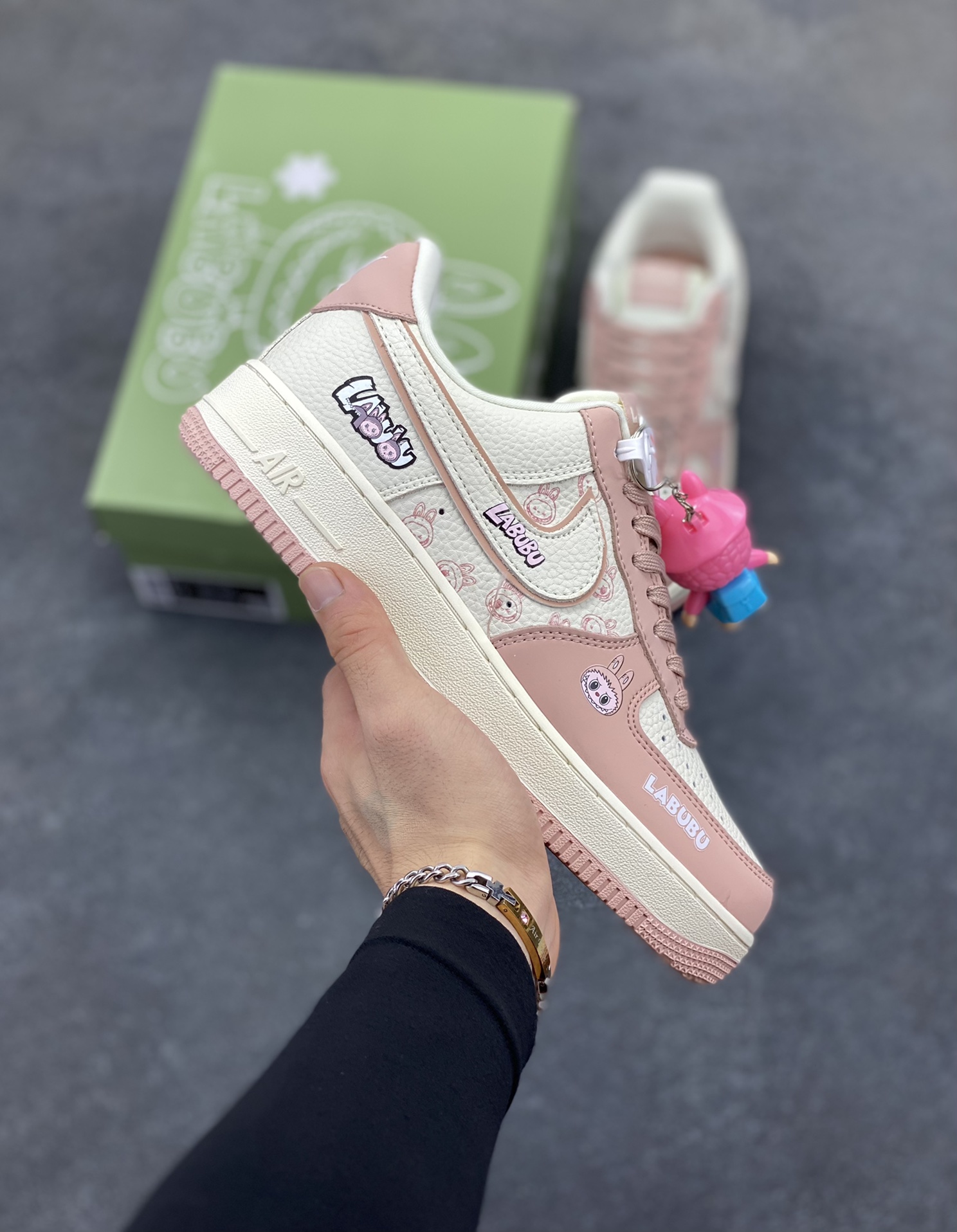 高端定制Nike Air Force 1 LABUBU 联名-白粉 鞋身满是 LABUBU 萌趣元素，搭配同款挂饰，通过印刷、刺绣等工艺，将 LABUBU 元素精准呈现于鞋身，色彩牢固、图案清晰，凸显联名联名诚意与品质，基于 Nike Air Force 1 ，保留经典空军一号的舒适脚感与复古轮廓，兼具潮流与实穿性，专属绿色 LABUBU 鞋盒，从包装强化联名氛围，整体制作注重潮流融合与品质把控 。 货号：DK0188 - 091 尺码：36 36.5 37.5 38 38.5 39 40 40.5 41 42 42.5 43 44 44.5 45-选品中心