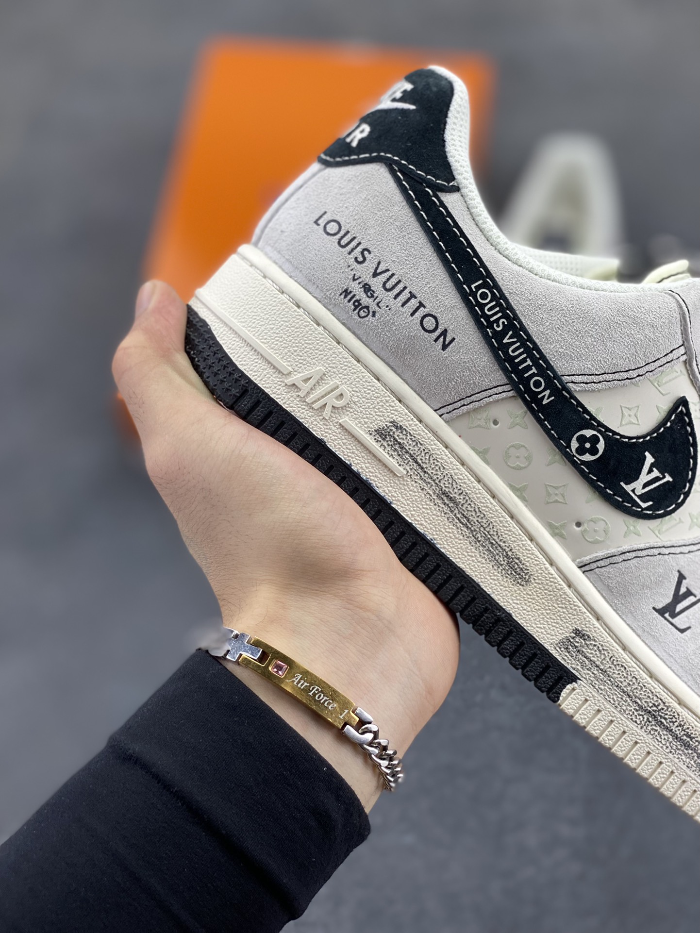 图片[6]-NIke Air Force 1 \’07 Low “LV联名——双拼黑涂鸦”空军一号 低帮 运动鞋 休闲鞋 折边针车 工艺难度大 原楦头原纸板 原装鞋盒 定制五金配件 内置全掌气垫 原厂鞋底 货号：CX5050-Y06 尺码：36 36.5 37.5 38 38.5 39 40 40.5 41 42 42.5 43 44 44.5 45-选品中心