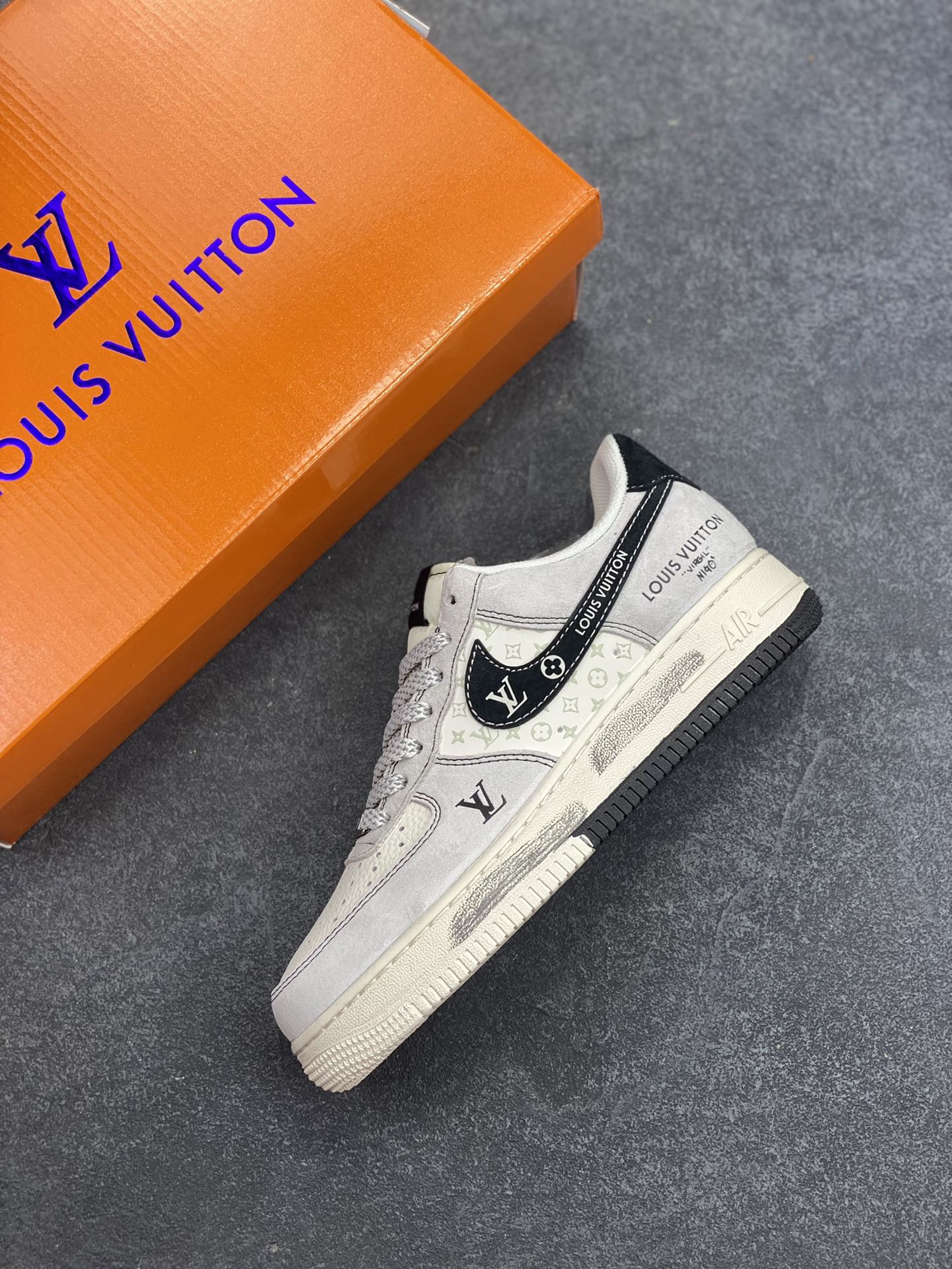 图片[7]-NIke Air Force 1 \’07 Low “LV联名——双拼黑涂鸦”空军一号 低帮 运动鞋 休闲鞋 折边针车 工艺难度大 原楦头原纸板 原装鞋盒 定制五金配件 内置全掌气垫 原厂鞋底 货号：CX5050-Y06 尺码：36 36.5 37.5 38 38.5 39 40 40.5 41 42 42.5 43 44 44.5 45-选品中心