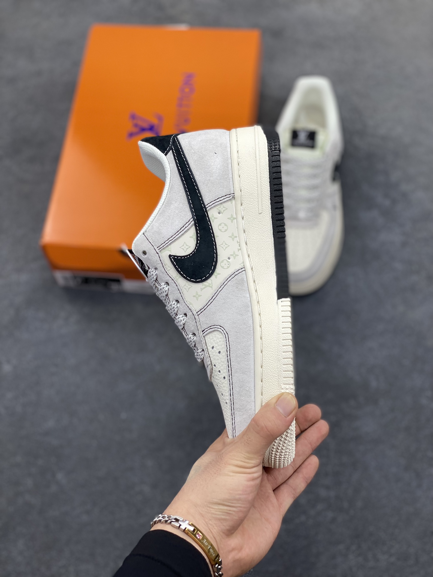图片[3]-NIke Air Force 1 \’07 Low “LV联名——双拼黑涂鸦”空军一号 低帮 运动鞋 休闲鞋 折边针车 工艺难度大 原楦头原纸板 原装鞋盒 定制五金配件 内置全掌气垫 原厂鞋底 货号：CX5050-Y06 尺码：36 36.5 37.5 38 38.5 39 40 40.5 41 42 42.5 43 44 44.5 45-选品中心
