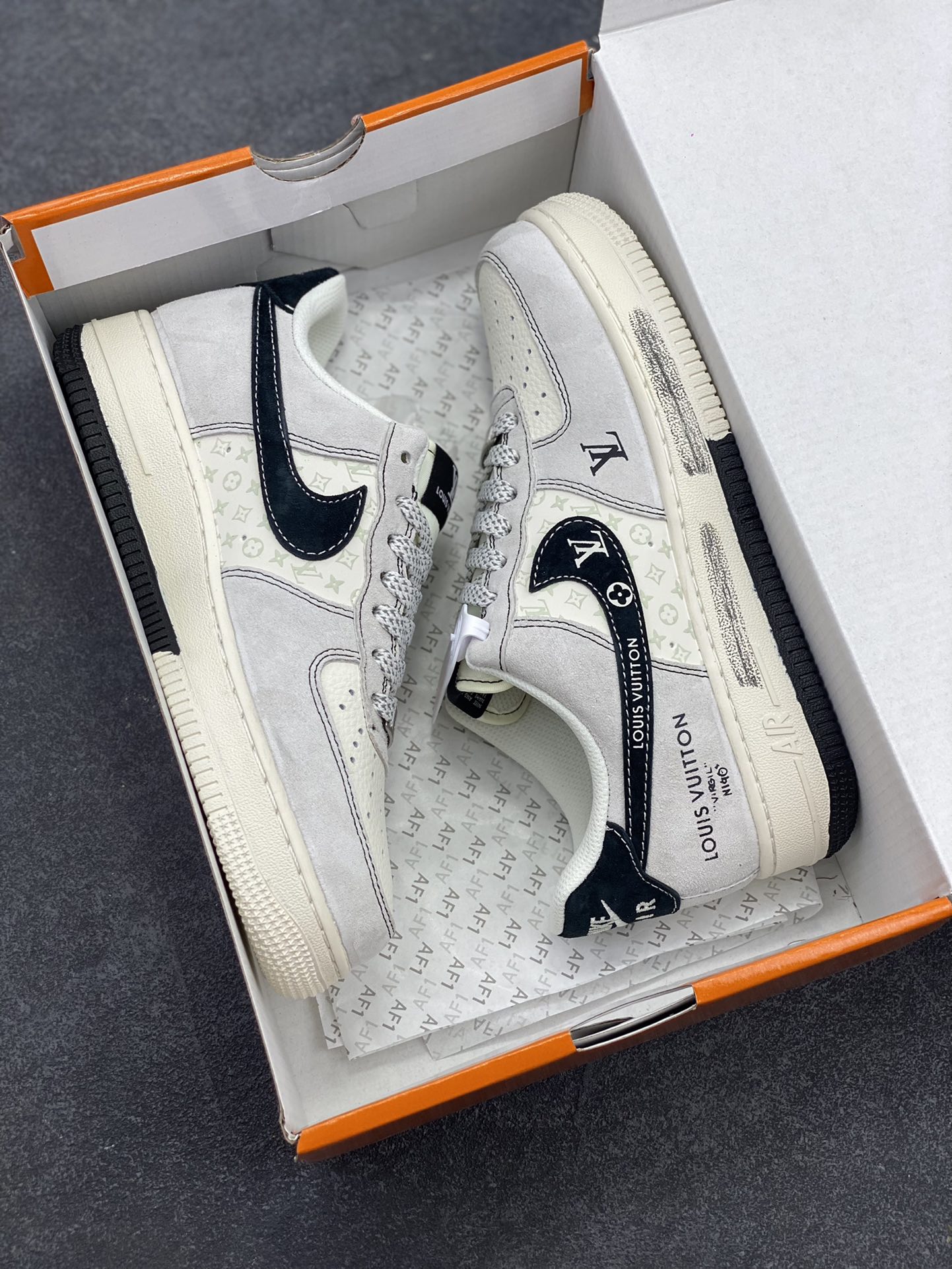 图片[9]-NIke Air Force 1 \’07 Low “LV联名——双拼黑涂鸦”空军一号 低帮 运动鞋 休闲鞋 折边针车 工艺难度大 原楦头原纸板 原装鞋盒 定制五金配件 内置全掌气垫 原厂鞋底 货号：CX5050-Y06 尺码：36 36.5 37.5 38 38.5 39 40 40.5 41 42 42.5 43 44 44.5 45-选品中心