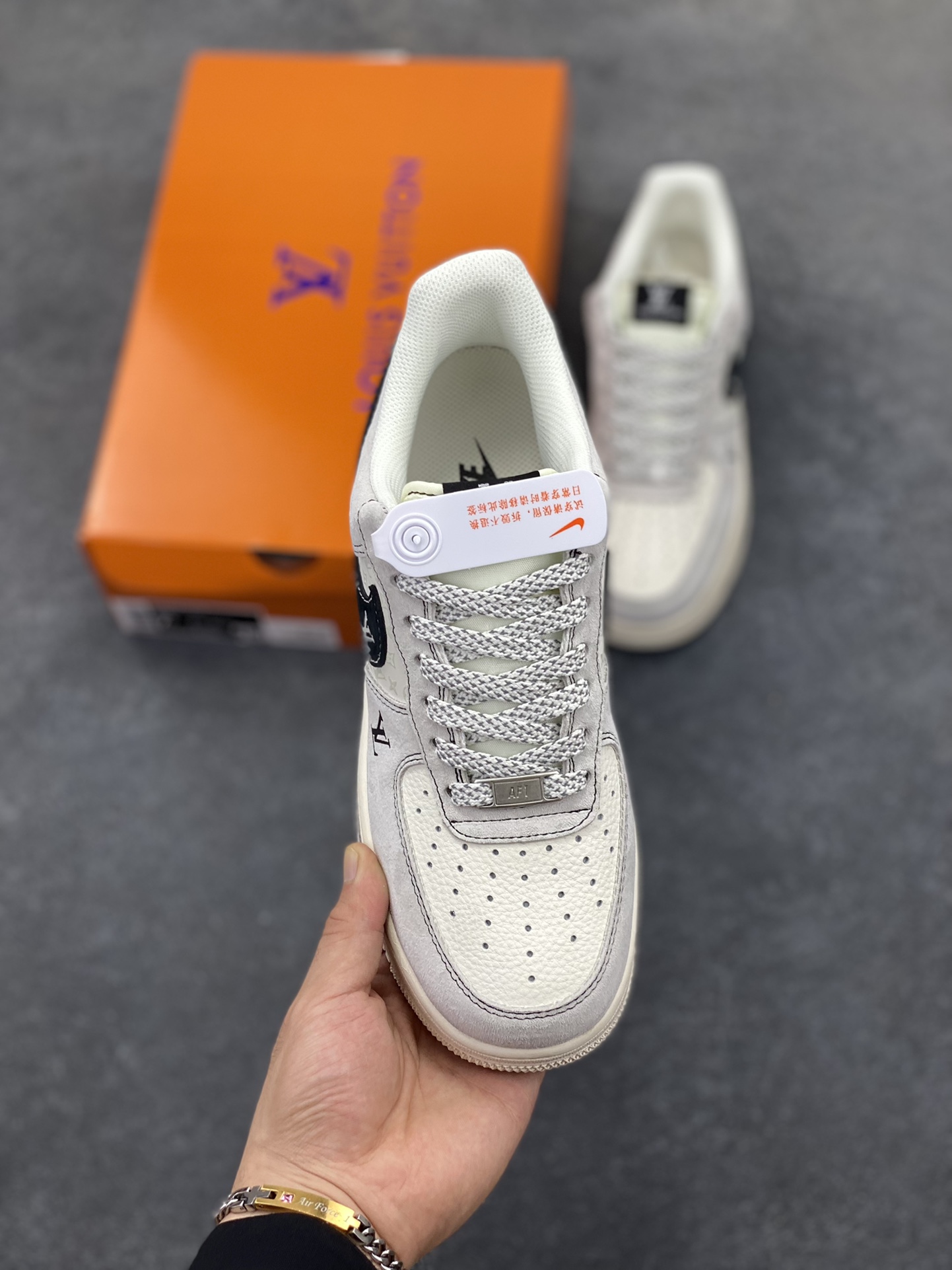 图片[2]-NIke Air Force 1 \’07 Low “LV联名——双拼黑涂鸦”空军一号 低帮 运动鞋 休闲鞋 折边针车 工艺难度大 原楦头原纸板 原装鞋盒 定制五金配件 内置全掌气垫 原厂鞋底 货号：CX5050-Y06 尺码：36 36.5 37.5 38 38.5 39 40 40.5 41 42 42.5 43 44 44.5 45-选品中心