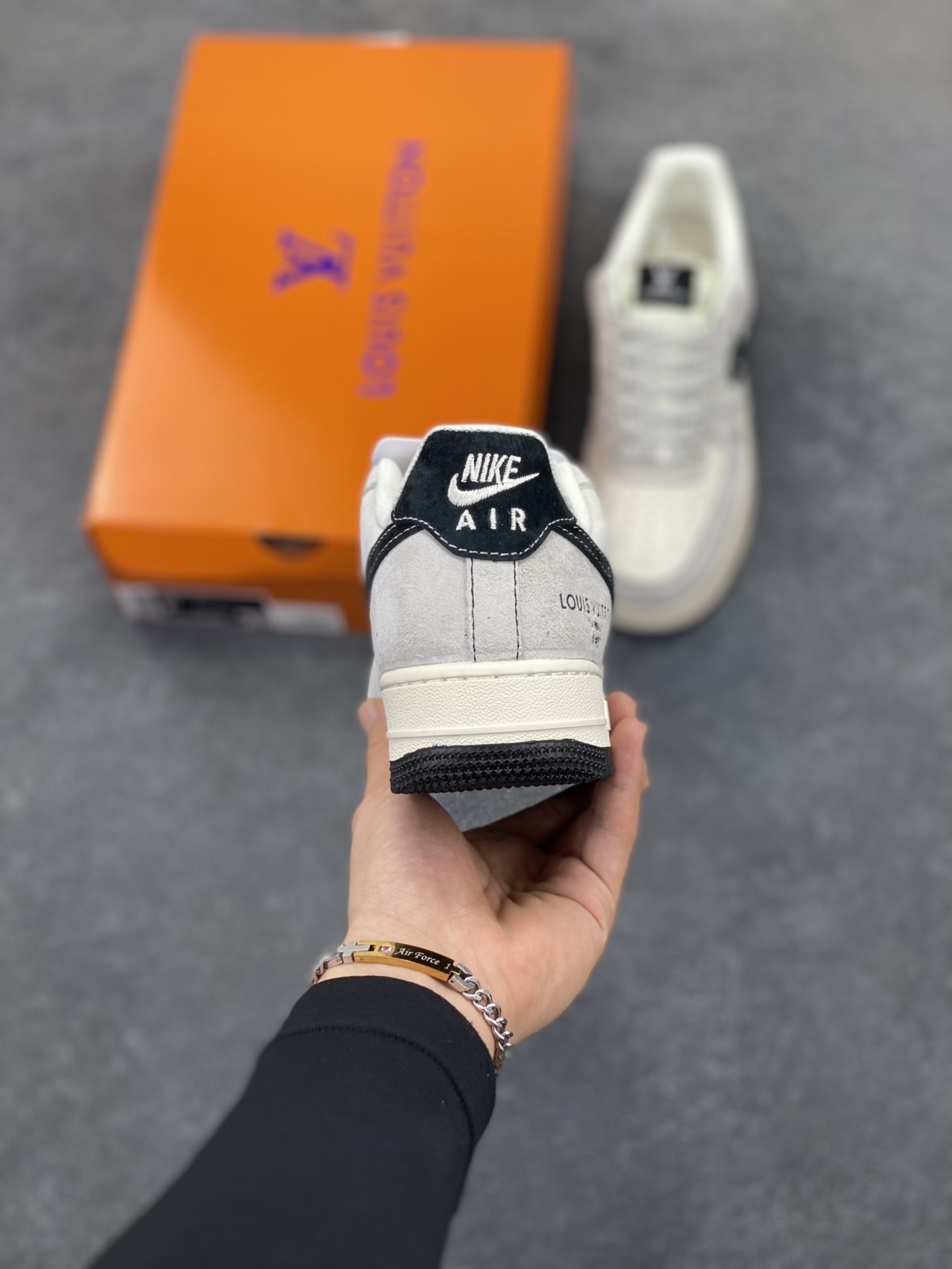 图片[4]-NIke Air Force 1 \’07 Low “LV联名——双拼黑涂鸦”空军一号 低帮 运动鞋 休闲鞋 折边针车 工艺难度大 原楦头原纸板 原装鞋盒 定制五金配件 内置全掌气垫 原厂鞋底 货号：CX5050-Y06 尺码：36 36.5 37.5 38 38.5 39 40 40.5 41 42 42.5 43 44 44.5 45-选品中心