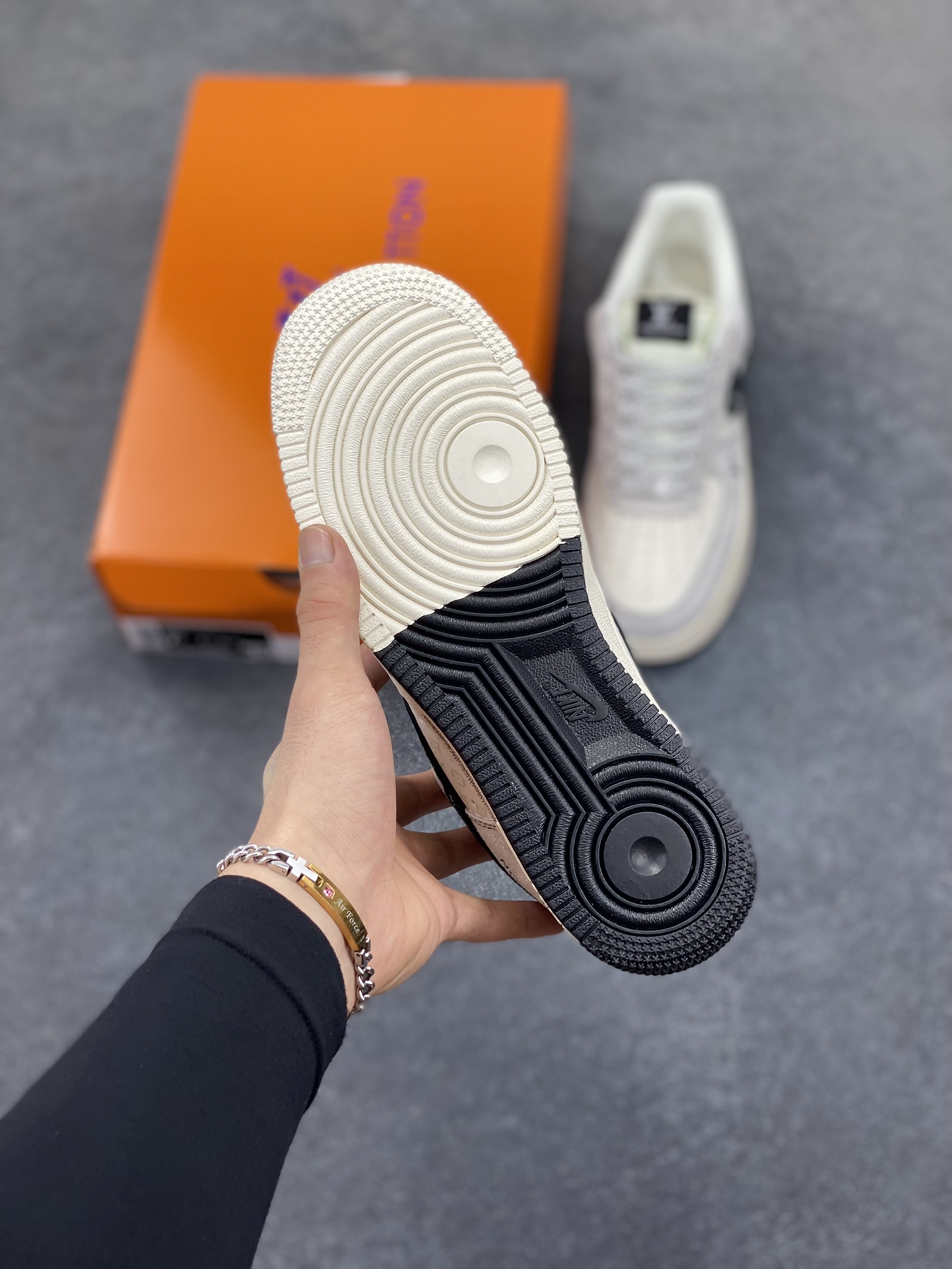 图片[5]-NIke Air Force 1 \’07 Low “LV联名——双拼黑涂鸦”空军一号 低帮 运动鞋 休闲鞋 折边针车 工艺难度大 原楦头原纸板 原装鞋盒 定制五金配件 内置全掌气垫 原厂鞋底 货号：CX5050-Y06 尺码：36 36.5 37.5 38 38.5 39 40 40.5 41 42 42.5 43 44 44.5 45-选品中心
