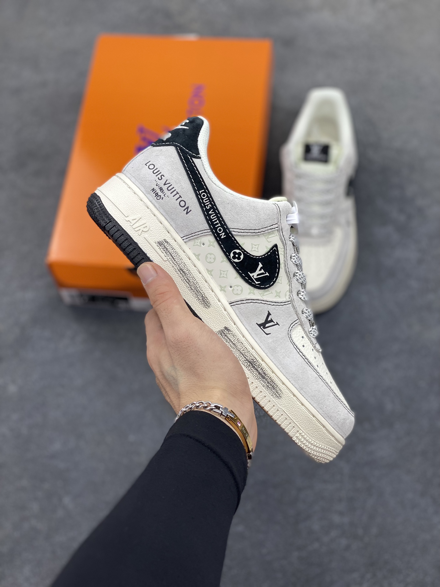 NIke Air Force 1 \'07 Low “LV联名——双拼黑涂鸦”空军一号 低帮 运动鞋 休闲鞋 折边针车 工艺难度大 原楦头原纸板 原装鞋盒 定制五金配件 内置全掌气垫 原厂鞋底 货号：CX5050-Y06 尺码：36 36.5 37.5 38 38.5 39 40 40.5 41 42 42.5 43 44 44.5 45-选品中心