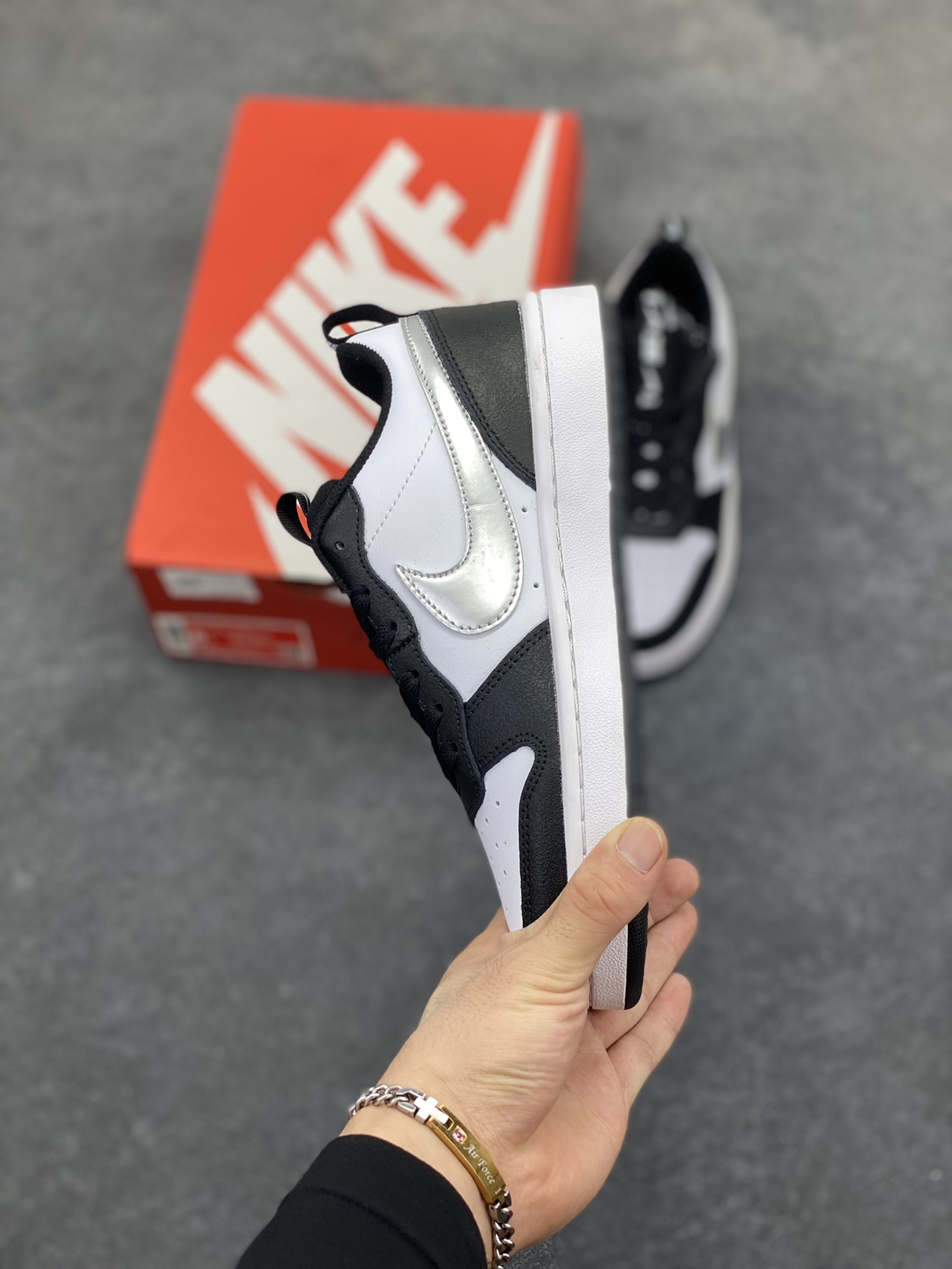 图片[3]-福利特价 Nike Court Borough 低帮百搭透气休闲运动板鞋男女鞋 经典耐用的设计，兼顾舒适脚感和出众风范，演绎匠心之作。结构性的支撑贴合感结合复古篮球设计，塑就场外全明星风范。 货号：DV5456-124 尺码：36 36.5 37.5 38 38.5 39 40 40.5 4142 42.5 43 44 44.5 45-选品中心