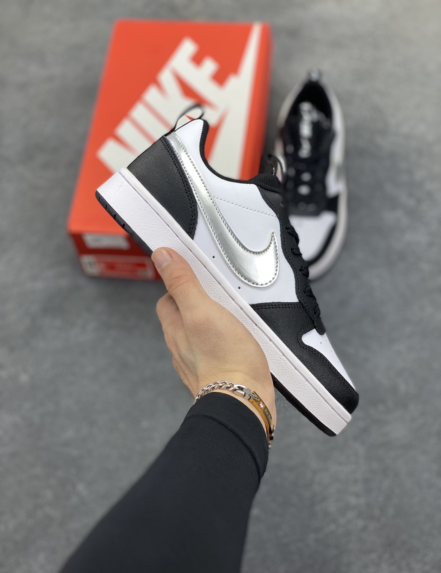 福利特价 Nike Court Borough 低帮百搭透气休闲运动板鞋男女鞋 经典耐用的设计，兼顾舒适脚感和出众风范，演绎匠心之作。结构性的支撑贴合感结合复古篮球设计，塑就场外全明星风范。 货号：DV5456-124 尺码：36 36.5 37.5 38 38.5 39 40 40.5 4142 42.5 43 44 44.5 45-选品中心