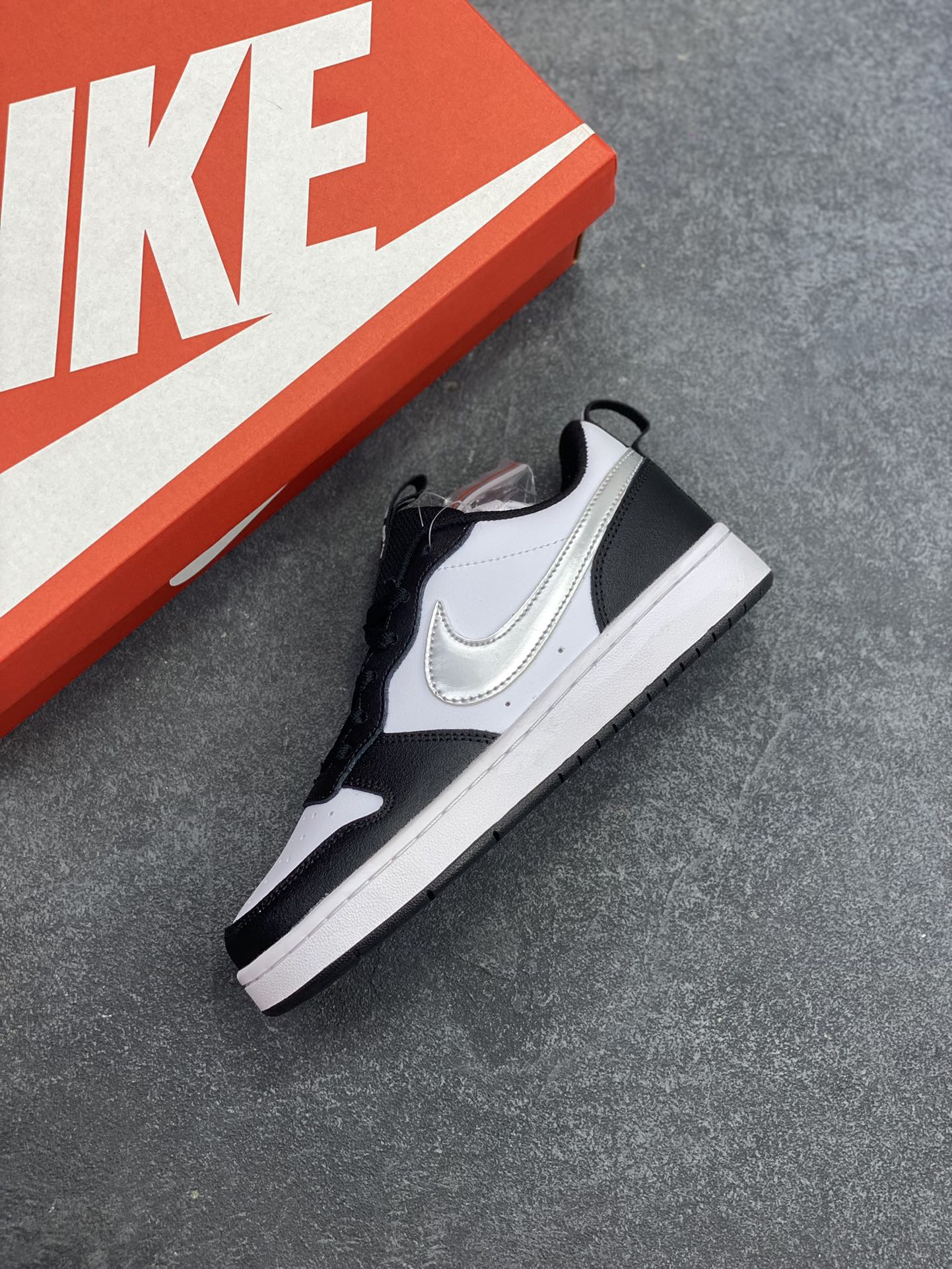 图片[6]-福利特价 Nike Court Borough 低帮百搭透气休闲运动板鞋男女鞋 经典耐用的设计，兼顾舒适脚感和出众风范，演绎匠心之作。结构性的支撑贴合感结合复古篮球设计，塑就场外全明星风范。 货号：DV5456-124 尺码：36 36.5 37.5 38 38.5 39 40 40.5 4142 42.5 43 44 44.5 45-选品中心