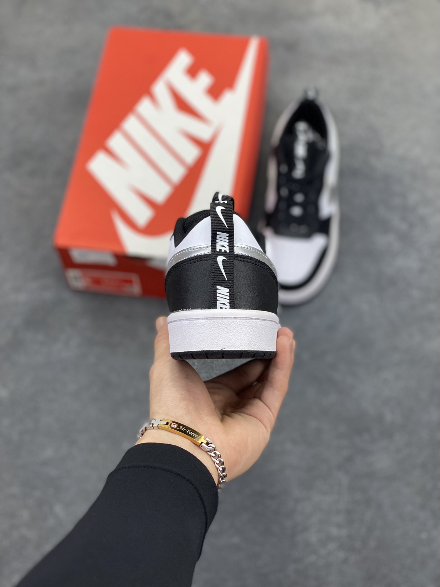 图片[4]-福利特价 Nike Court Borough 低帮百搭透气休闲运动板鞋男女鞋 经典耐用的设计，兼顾舒适脚感和出众风范，演绎匠心之作。结构性的支撑贴合感结合复古篮球设计，塑就场外全明星风范。 货号：DV5456-124 尺码：36 36.5 37.5 38 38.5 39 40 40.5 4142 42.5 43 44 44.5 45-选品中心