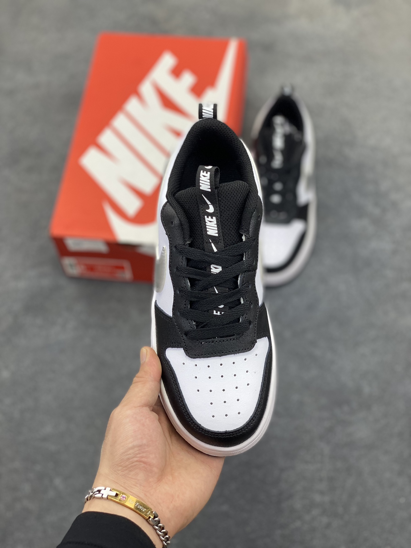 图片[2]-福利特价 Nike Court Borough 低帮百搭透气休闲运动板鞋男女鞋 经典耐用的设计，兼顾舒适脚感和出众风范，演绎匠心之作。结构性的支撑贴合感结合复古篮球设计，塑就场外全明星风范。 货号：DV5456-124 尺码：36 36.5 37.5 38 38.5 39 40 40.5 4142 42.5 43 44 44.5 45-选品中心