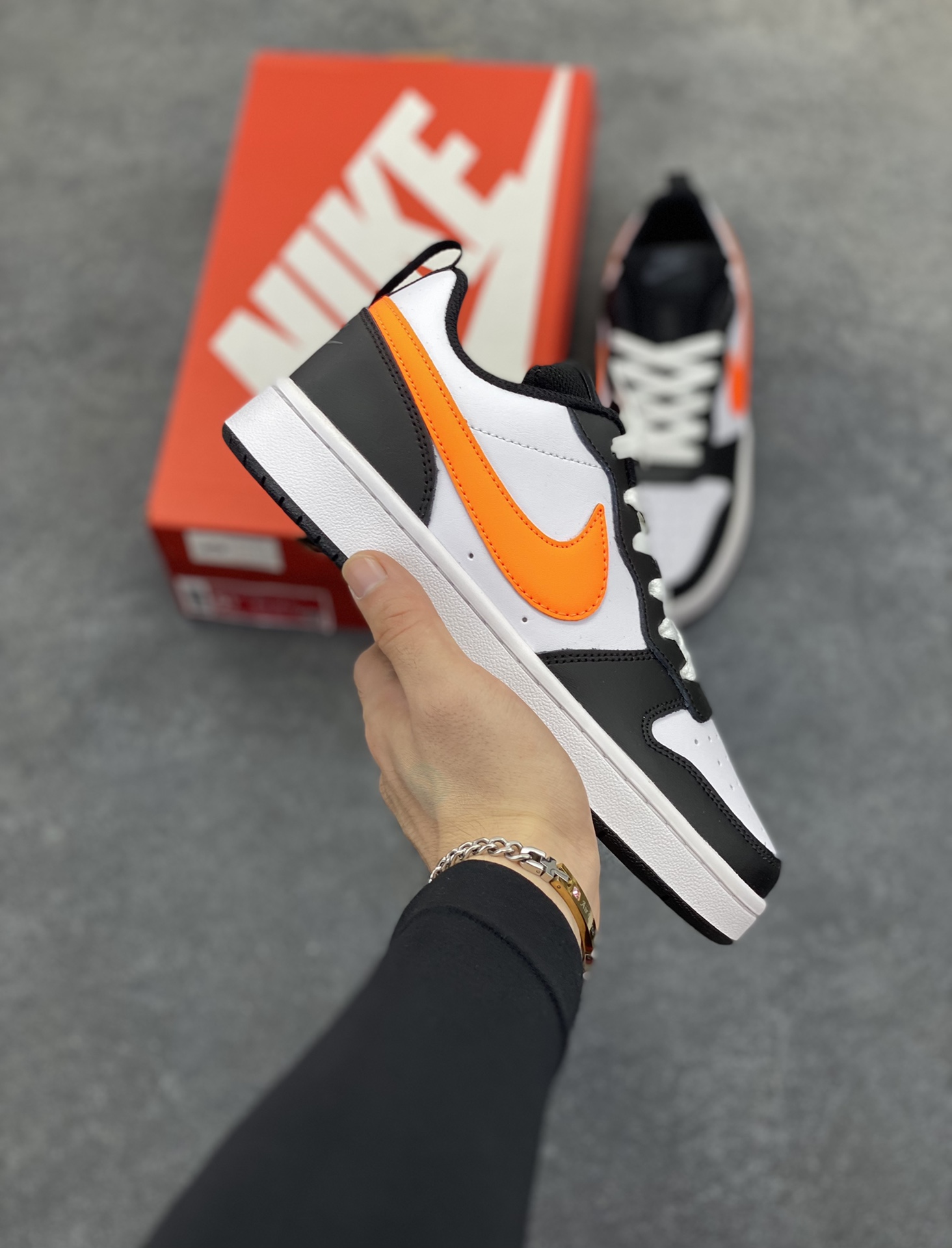 福利特价 Nike Court Borough 低帮百搭透气休闲运动板鞋男女鞋 经典耐用的设计，兼顾舒适脚感和出众风范，演绎匠心之作。结构性的支撑贴合感结合复古篮球设计，塑就场外全明星风范。 货号：BQ5448-115 尺码：36 36.5 37.5 38 38.5 39 40 40.5 4142 42.5 43 44 44.5 45-选品中心